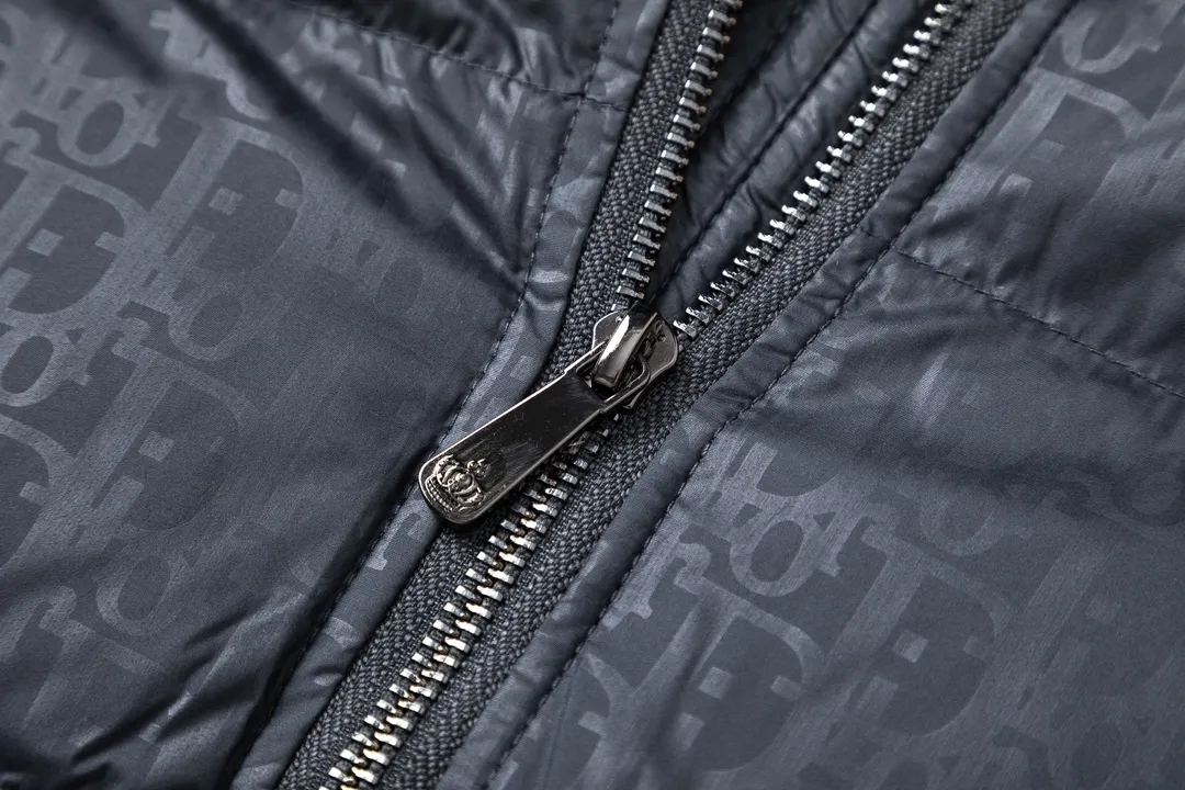 🅿️600 DIOR Dior's new autumn and winter style 🆕down jacket. Original 1:1 customized hardware accessories, all imported and original customization. Welcome to compare at the counter. Absolutely high quality. Made of top 90 white duck down. Super soft, fluffy and plump. Super heavy workmanship. The fabric is well-crafted and has a perfect version. Note⚠The fabric is super comfortable. Exclusive model. Non-market goods. Same sizes for men and women. Size M to XXL