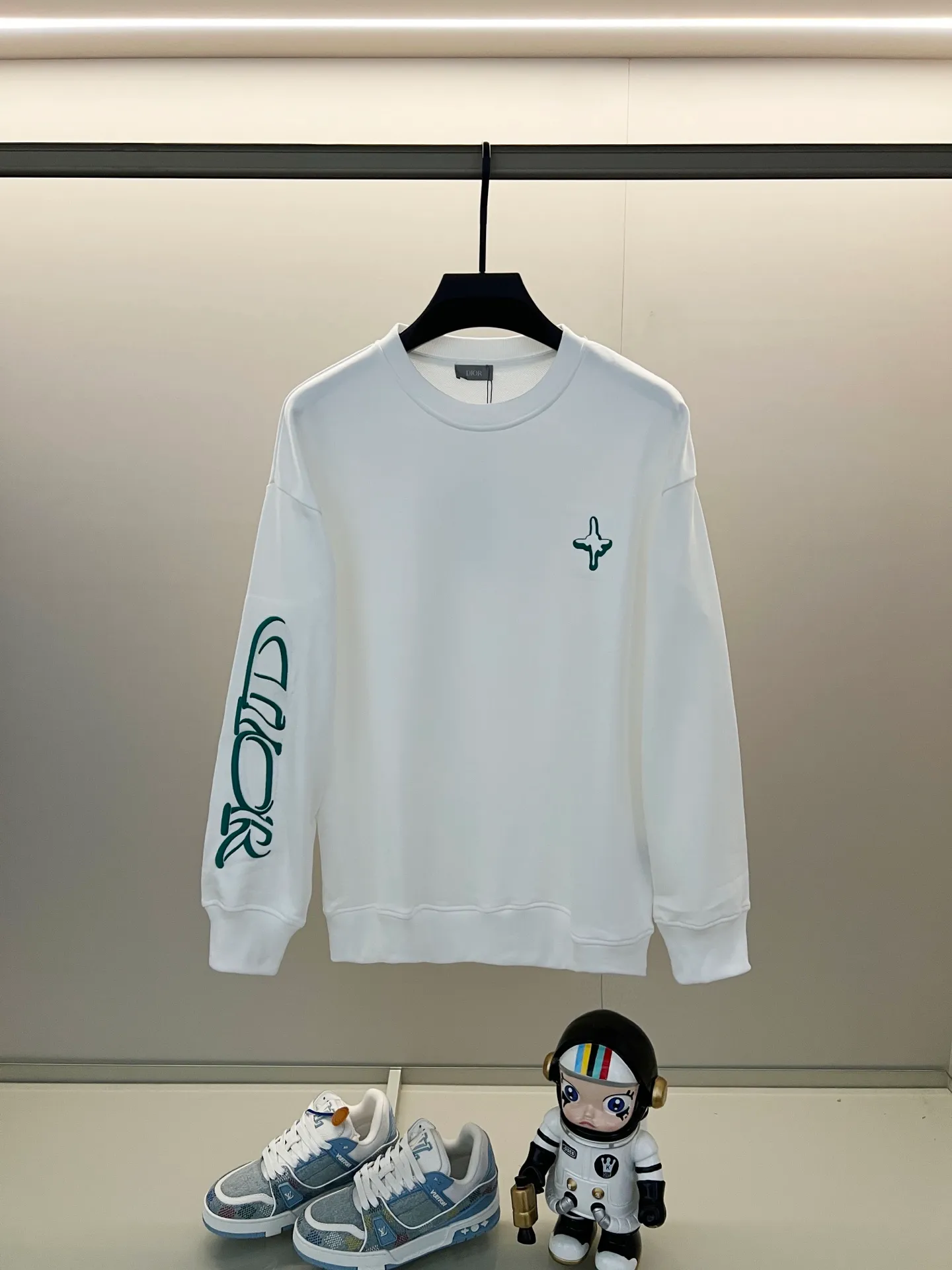 🅿️250 DIOR/Dior 420g pure cotton round neck sweatshirt, chest hand and sleeve embroidery🪡letter LOGO micro-labeling technology, official synchronization, high version, high quality, fashionable personality, versatile trend, pure original quality, original fabric, hang tag, collar label, washed wheat, complete three standards, color: black, white. Size: XS-L