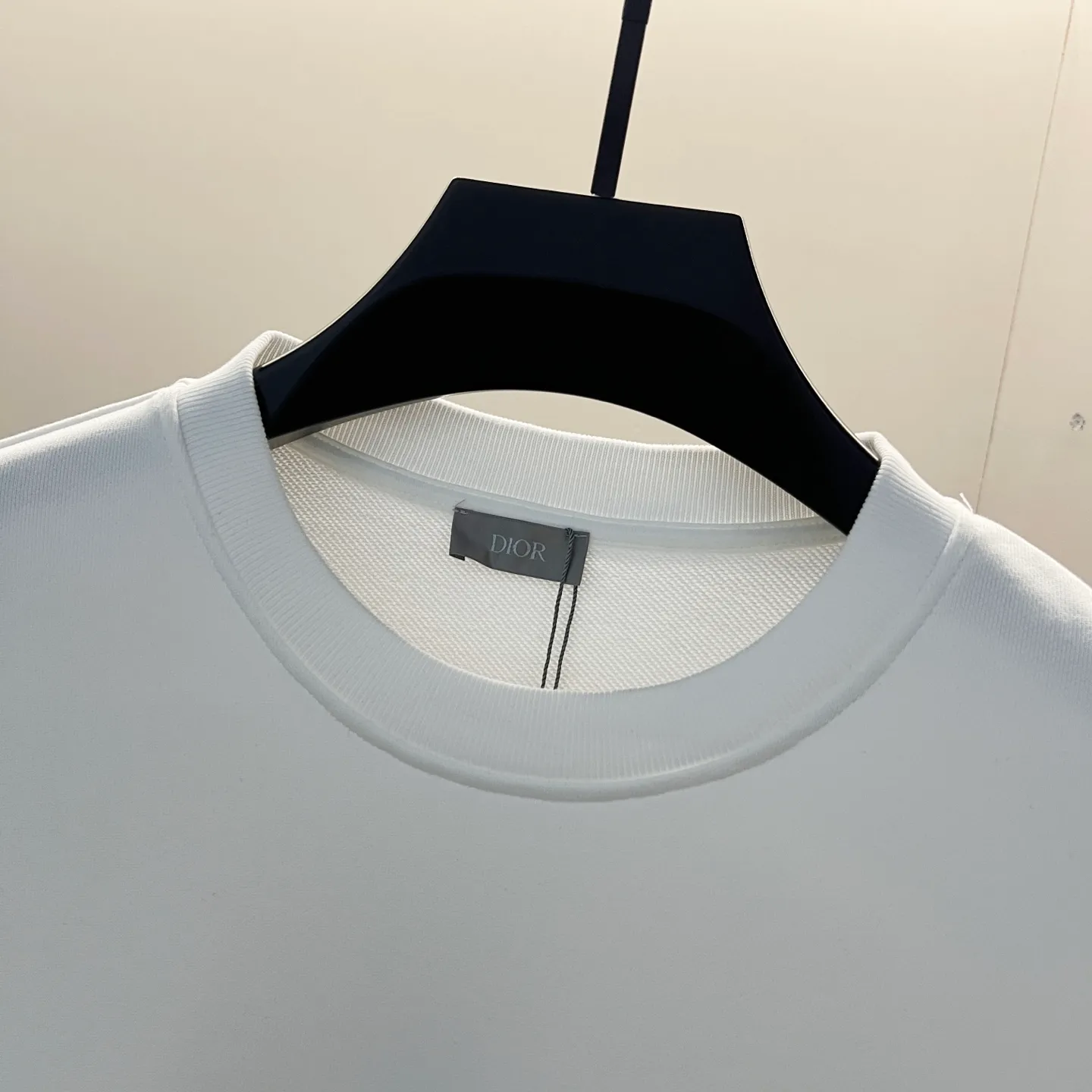 🅿️250 DIOR/Dior 420g pure cotton round neck sweatshirt, chest hand and sleeve embroidery🪡letter LOGO micro-labeling technology, official synchronization, high version, high quality, fashionable personality, versatile trend, pure original quality, original fabric, hang tag, collar label, washed wheat, complete three standards, color: black, white. Size: XS-L