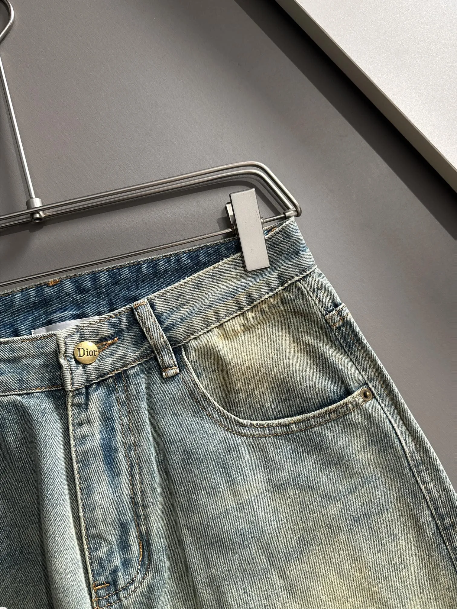 🅿️380 Dior 2025 Four Seasons Loose Jeans Straight Trousers, the trend in the trend! Many fashion bloggers control the upper body. The water is woven from imported Japanese Denim plain cotton denim fabric. It has three standards, is soft, delicate, comfortable and breathable. The color has a modern and fashionable vicissitudes. The upper body is versatile and fashionable! Light luxury, a must-have item for daily commuting! Size: S-3XL (please state your height and weight when placing an order)