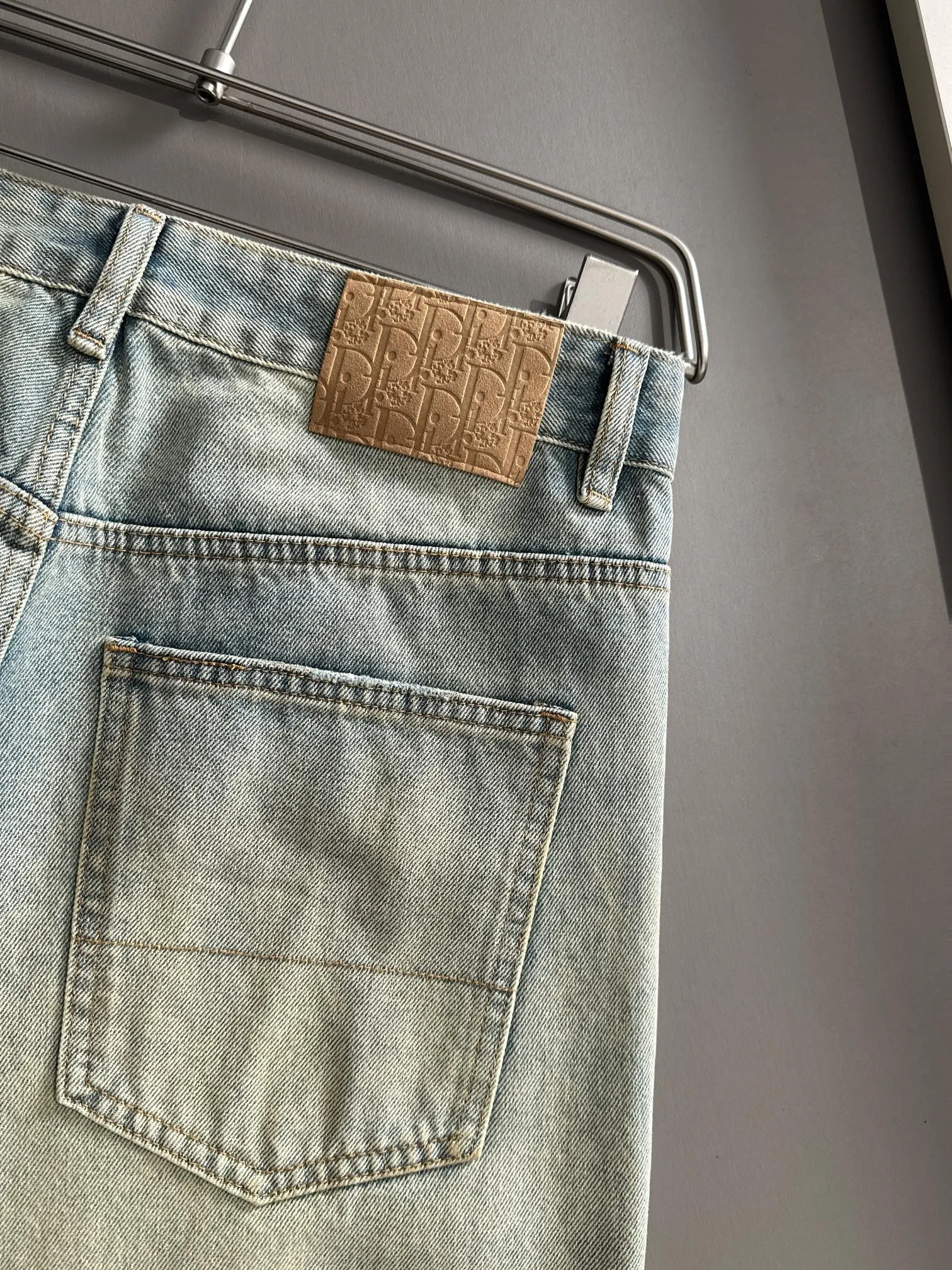 🅿️380 Dior 2025 Four Seasons Loose Jeans Straight Trousers, the trend in the trend! Many fashion bloggers control the upper body. The water is woven from imported Japanese Denim plain cotton denim fabric. It has three standards, is soft, delicate, comfortable and breathable. The color has a modern and fashionable vicissitudes. The upper body is versatile and fashionable! Light luxury, a must-have item for daily commuting! Size: S-3XL (please state your height and weight when placing an order)