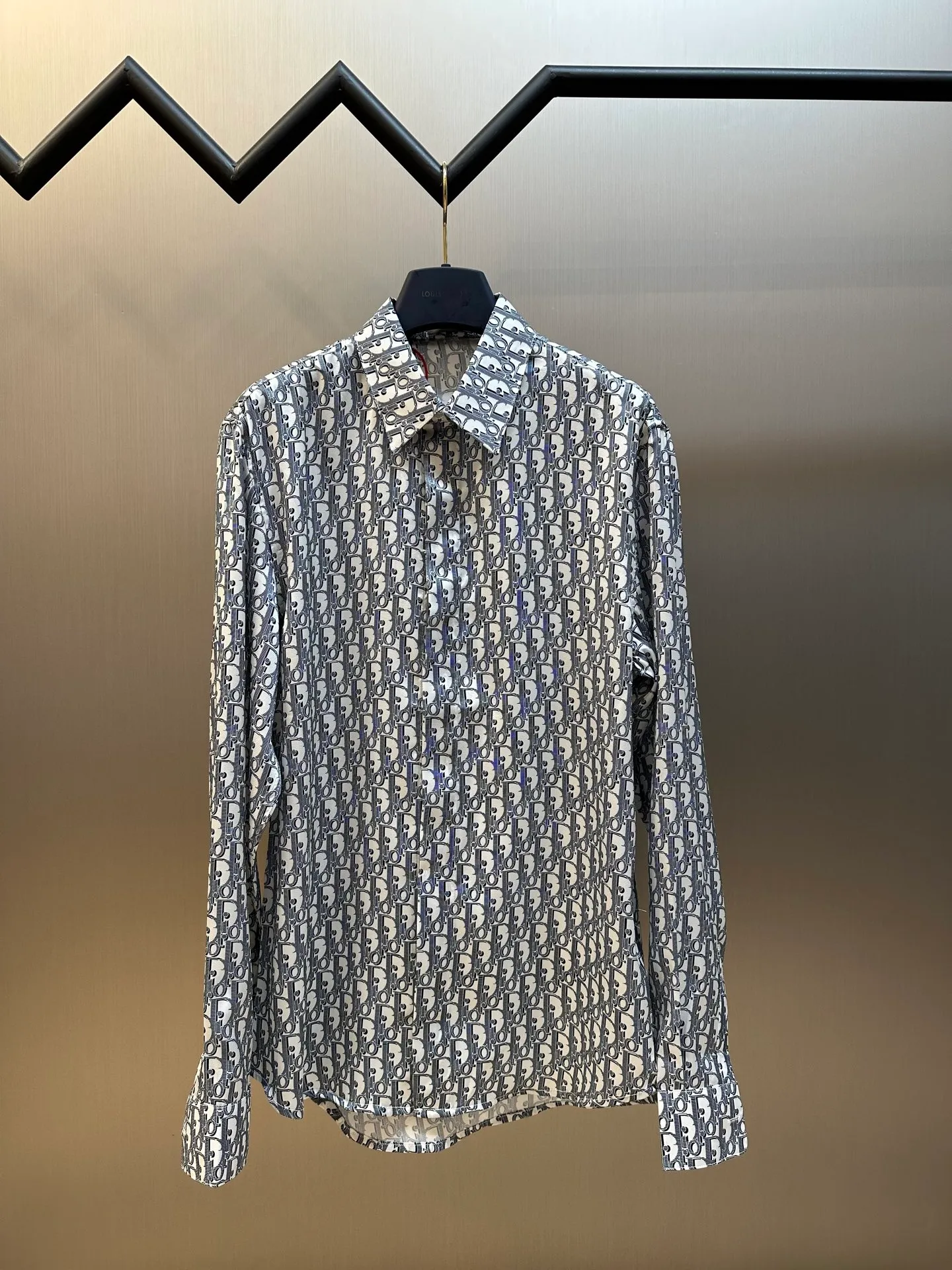 🅿️470 Dior Oblique all-over printed shirt. Customized polyester premium shirt material. The whole body is decorated with the same color Oblique print and integrated with the shirt, highlighting the noble temperament of the brand.  Digital printing technology uses digital pattern design and prints the pattern directly on the fabric through an inkjet printer to achieve full Dior Oblique printing.  The ironing position uses a high-temperature ironing machine. Through the synergistic effect of the heating plate and the pressure roller, high temperature and pressure are applied to the fabric to make the surface of the fabric smooth, crisp, wear-resistant and washable.  size: 39.40.41.42