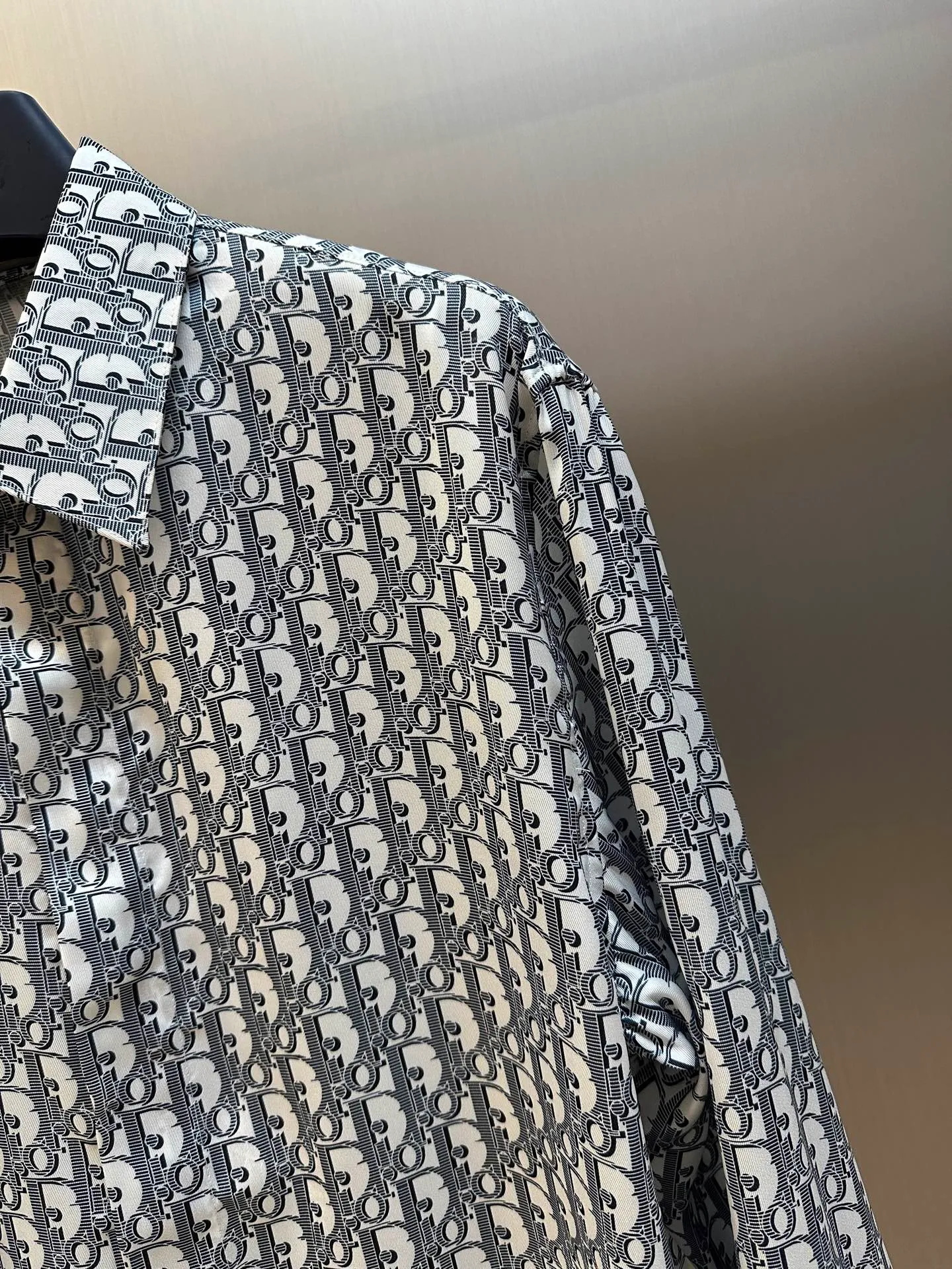 🅿️470 Dior Oblique all-over printed shirt. Customized polyester premium shirt material. The whole body is decorated with the same color Oblique print and integrated with the shirt, highlighting the noble temperament of the brand.  Digital printing technology uses digital pattern design and prints the pattern directly on the fabric through an inkjet printer to achieve full Dior Oblique printing.  The ironing position uses a high-temperature ironing machine. Through the synergistic effect of the heating plate and the pressure roller, high temperature and pressure are applied to the fabric to make the surface of the fabric smooth, crisp, wear-resistant and washable.  size: 39.40.41.42