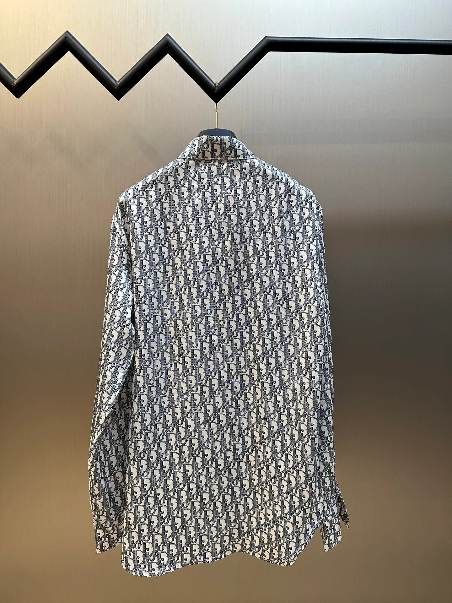 🅿️470 Dior Oblique all-over printed shirt. Customized polyester premium shirt material. The whole body is decorated with the same color Oblique print and integrated with the shirt, highlighting the noble temperament of the brand.  Digital printing technology uses digital pattern design and prints the pattern directly on the fabric through an inkjet printer to achieve full Dior Oblique printing.  The ironing position uses a high-temperature ironing machine. Through the synergistic effect of the heating plate and the pressure roller, high temperature and pressure are applied to the fabric to make the surface of the fabric smooth, crisp, wear-resistant and washable.  size: 39.40.41.42