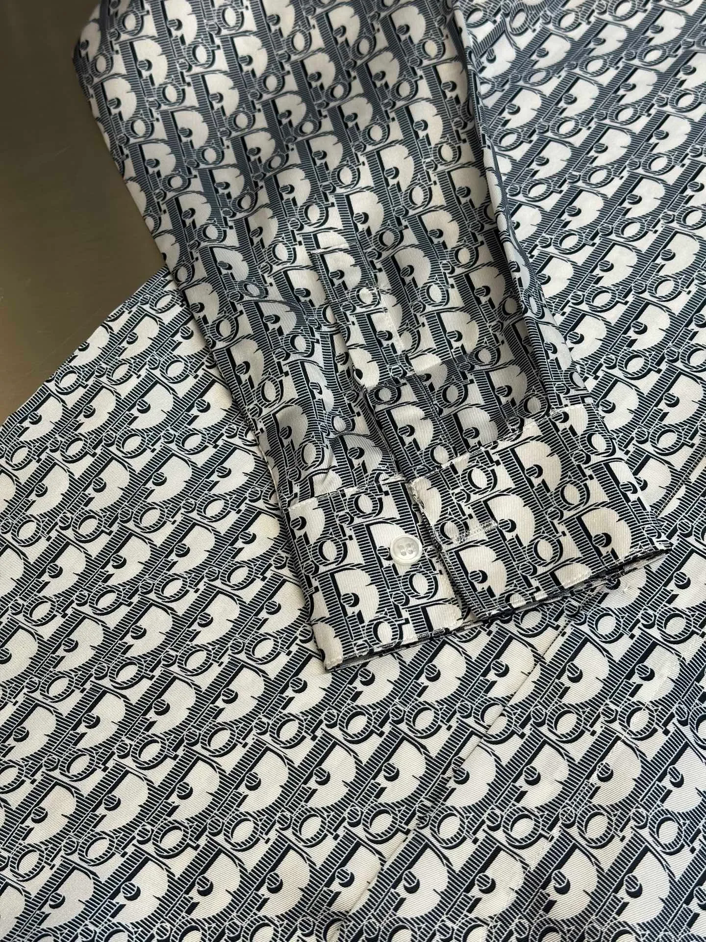 🅿️470 Dior Oblique all-over printed shirt. Customized polyester premium shirt material. The whole body is decorated with the same color Oblique print and integrated with the shirt, highlighting the noble temperament of the brand.  Digital printing technology uses digital pattern design and prints the pattern directly on the fabric through an inkjet printer to achieve full Dior Oblique printing.  The ironing position uses a high-temperature ironing machine. Through the synergistic effect of the heating plate and the pressure roller, high temperature and pressure are applied to the fabric to make the surface of the fabric smooth, crisp, wear-resistant and washable.  size: 39.40.41.42