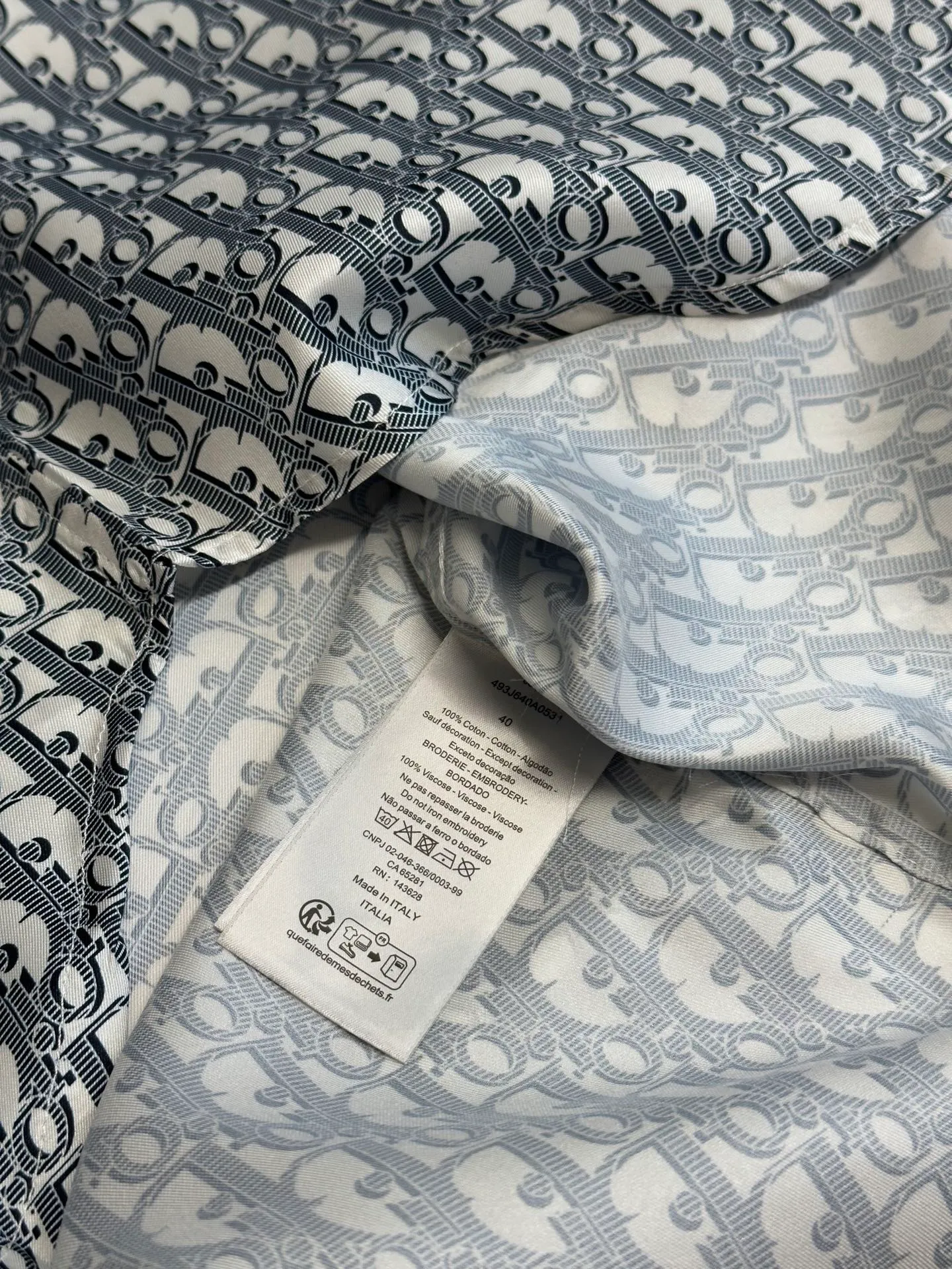 🅿️470 Dior Oblique all-over printed shirt. Customized polyester premium shirt material. The whole body is decorated with the same color Oblique print and integrated with the shirt, highlighting the noble temperament of the brand.  Digital printing technology uses digital pattern design and prints the pattern directly on the fabric through an inkjet printer to achieve full Dior Oblique printing.  The ironing position uses a high-temperature ironing machine. Through the synergistic effect of the heating plate and the pressure roller, high temperature and pressure are applied to the fabric to make the surface of the fabric smooth, crisp, wear-resistant and washable.  size: 39.40.41.42