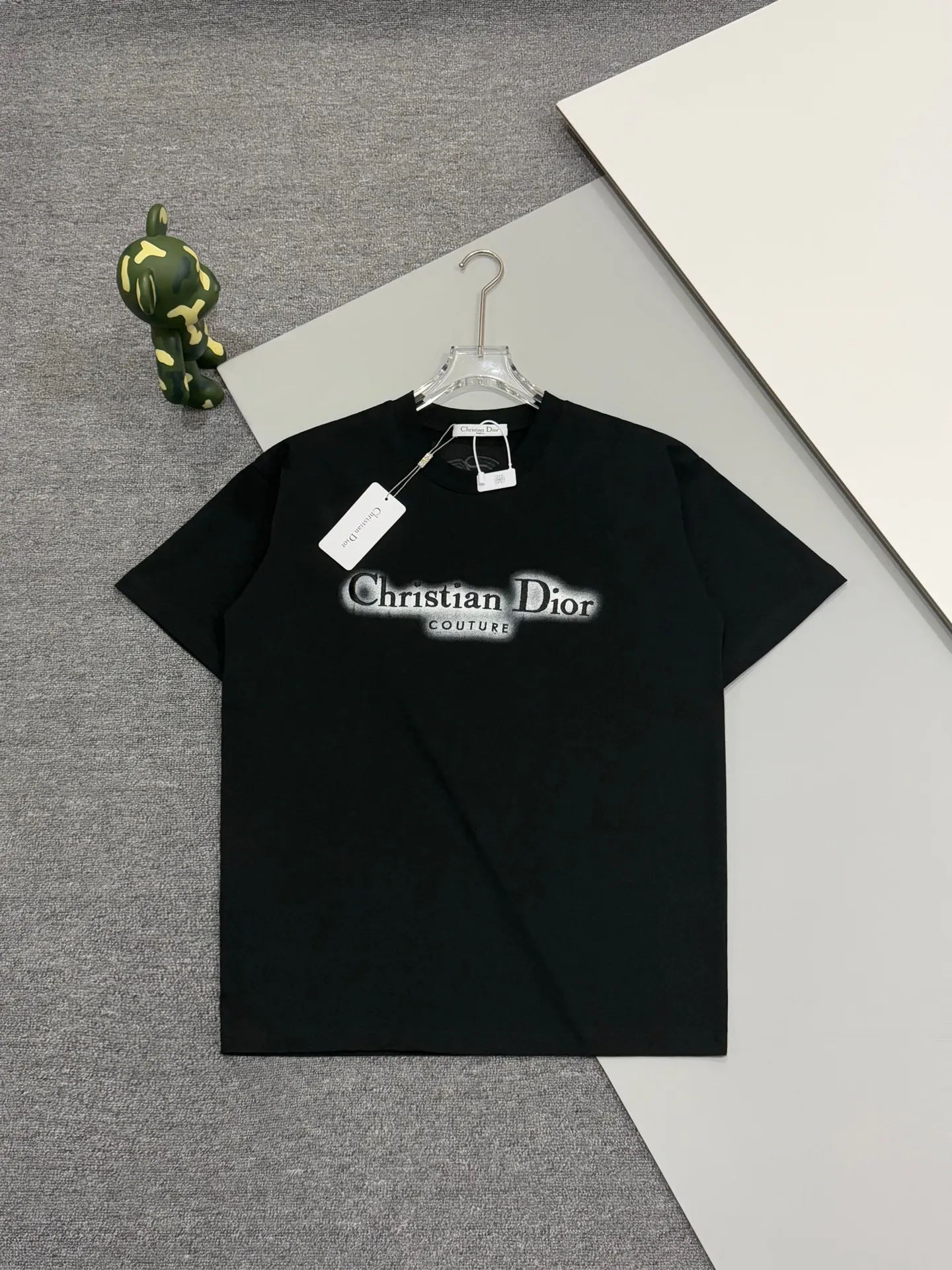 🅿️190 [High version] Snake🐍 Dior Dior 25ss spring and summer new limited edition inkjet ten letter logo embroidered short-sleeved T-shirt! Fashionable and casual short-sleeved T-shirt with catwalk pattern. It has a unique design and is made of 32 pieces of 280g 100% cotton fabric. It feels soft and skin-friendly, comfortable and breathable. The real thing will definitely make you fall in love with it! Non-sexist couples can wear mixed styles to open up a new fashion style! Different market versions ⚠️Same style for men and women. Haute couture series! Color: black white. Size: s-xL