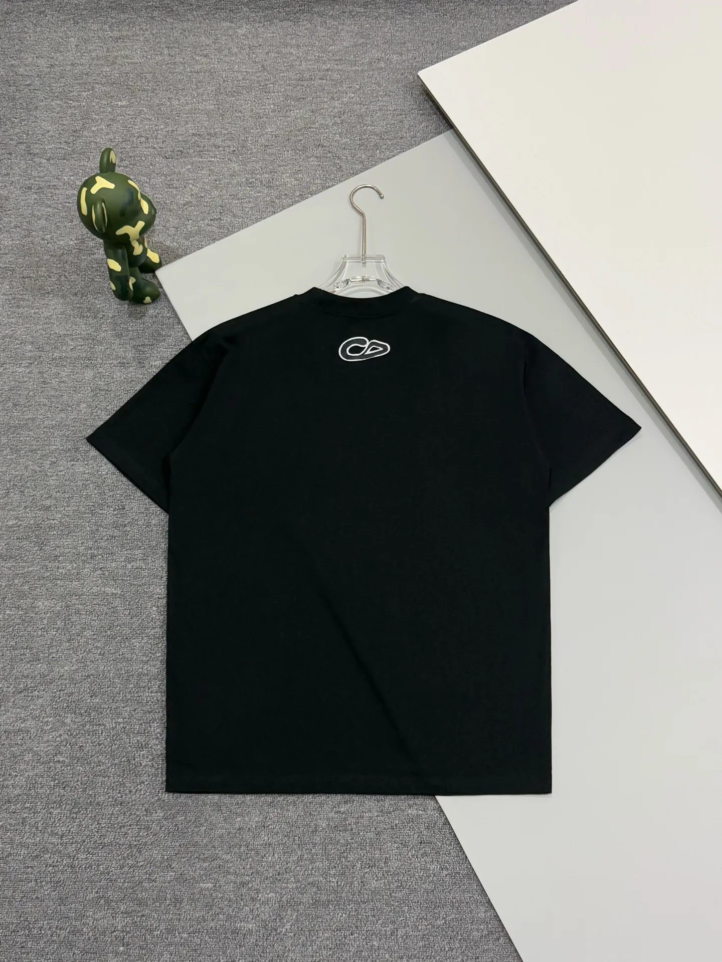 🅿️190 [High version] Snake🐍 Dior Dior 25ss spring and summer new limited edition inkjet ten letter logo embroidered short-sleeved T-shirt! Fashionable and casual short-sleeved T-shirt with catwalk pattern. It has a unique design and is made of 32 pieces of 280g 100% cotton fabric. It feels soft and skin-friendly, comfortable and breathable. The real thing will definitely make you fall in love with it! Non-sexist couples can wear mixed styles to open up a new fashion style! Different market versions ⚠️Same style for men and women. Haute couture series! Color: black white. Size: s-xL
