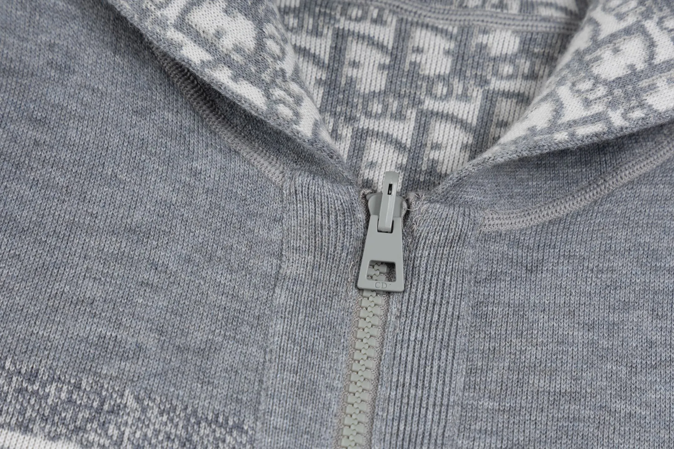 🅿️560 [Exclusive supply] CD 20SS Double-sided jacquard cashmere knitted hooded jacket (grey) The original version was purchased for 22,337 and developed. The fabric is made of cashmere blended knitted fabric, with a soft and comfortable texture. It features a zip closure at the front and subtle ribbed trimming at the cuffs and hem. The cardigan is reversible, with a solid blue hue on one side and the house's signature Dior Oblique pattern on the other, with Christian Dior strap details on the back. The unlined cut ensures a light and effortless fit, while the slim fit creates an elegant silhouette. The entire cardigan is made with exquisite craftsmanship. The double-sided knitting technology enables reversible wear, and the ribbed edges enhance the three-dimensional feel of the garment. Dry cleaning and maintenance are recommended to maintain the delicate texture of cashmere fabrics. This cardigan is both casual and fashionable, and can be easily matched with all kinds of clothing, showing the brand's exquisite craftsmanship and classic aesthetics. Size:S/M/L/XL/XXL