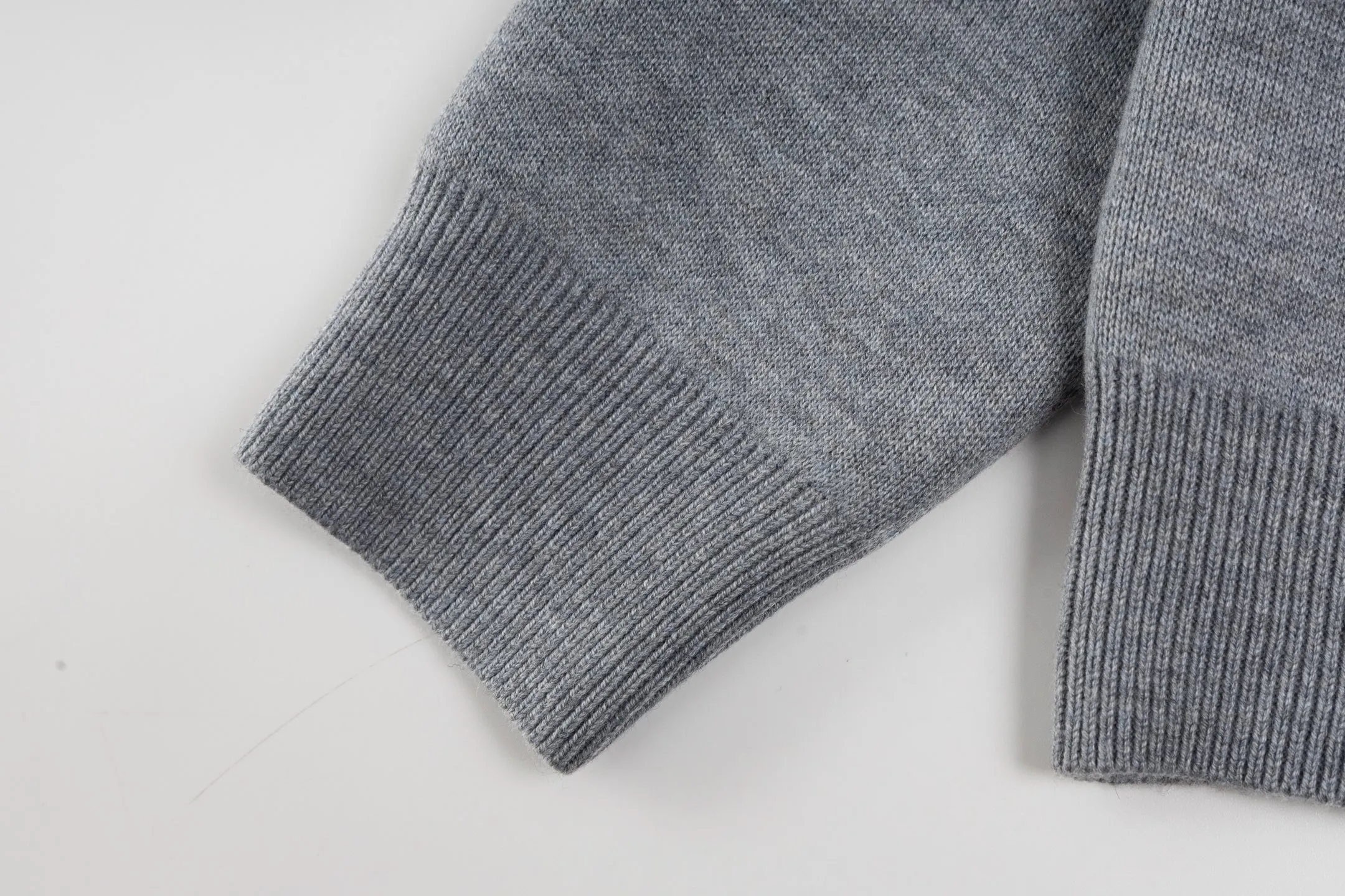 🅿️560 [Exclusive supply] CD 20SS Double-sided jacquard cashmere knitted hooded jacket (grey) The original version was purchased for 22,337 and developed. The fabric is made of cashmere blended knitted fabric, with a soft and comfortable texture. It features a zip closure at the front and subtle ribbed trimming at the cuffs and hem. The cardigan is reversible, with a solid blue hue on one side and the house's signature Dior Oblique pattern on the other, with Christian Dior strap details on the back. The unlined cut ensures a light and effortless fit, while the slim fit creates an elegant silhouette. The entire cardigan is made with exquisite craftsmanship. The double-sided knitting technology enables reversible wear, and the ribbed edges enhance the three-dimensional feel of the garment. Dry cleaning and maintenance are recommended to maintain the delicate texture of cashmere fabrics. This cardigan is both casual and fashionable, and can be easily matched with all kinds of clothing, showing the brand's exquisite craftsmanship and classic aesthetics. Size:S/M/L/XL/XXL