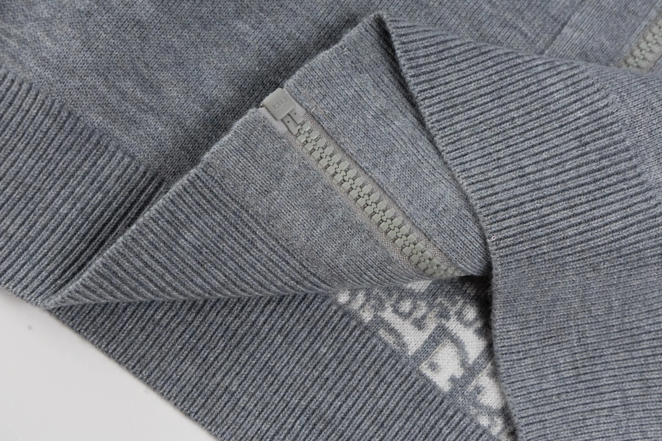 🅿️560 [Exclusive supply] CD 20SS Double-sided jacquard cashmere knitted hooded jacket (grey) The original version was purchased for 22,337 and developed. The fabric is made of cashmere blended knitted fabric, with a soft and comfortable texture. It features a zip closure at the front and subtle ribbed trimming at the cuffs and hem. The cardigan is reversible, with a solid blue hue on one side and the house's signature Dior Oblique pattern on the other, with Christian Dior strap details on the back. The unlined cut ensures a light and effortless fit, while the slim fit creates an elegant silhouette. The entire cardigan is made with exquisite craftsmanship. The double-sided knitting technology enables reversible wear, and the ribbed edges enhance the three-dimensional feel of the garment. Dry cleaning and maintenance are recommended to maintain the delicate texture of cashmere fabrics. This cardigan is both casual and fashionable, and can be easily matched with all kinds of clothing, showing the brand's exquisite craftsmanship and classic aesthetics. Size:S/M/L/XL/XXL