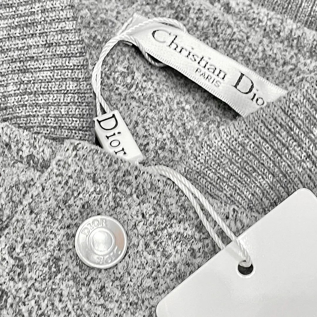 🅿️410 Dior➡️Dior runway style baseball jacket. I ordered the original model and took a month to finally ship it. I love it so much. The upper body is really cool. A blogger on Douyin said that LV's new products this year will become the future trend. If you look through street photos, you will find that celebrities regard it as a collectible jacket, a must-have item for men and women who want light luxury for commuting. Developing the highest version on the entire network, it took 1 month to customize and the cost was extremely high. The German imported flat-machine made custom-woven wool jacquard threads, using the first layer of imported lambskin. The pleated texture is unparalleled. It is hand-cut and meticulously crafted. The stitching position is very technical. Whether the whole garment is good or not depends on this position. Top-notch workmanship and details can stand the test. A full set of customized accessories, the letters are clear and perfectly restored without any difference. High-end atmosphere and full grade! The entire dress is exclusively customized with heavy craftsmanship. The towel patch embroidery is perfectly combined with craft embroidery and precise stitching! Absolute craftsmanship quality!