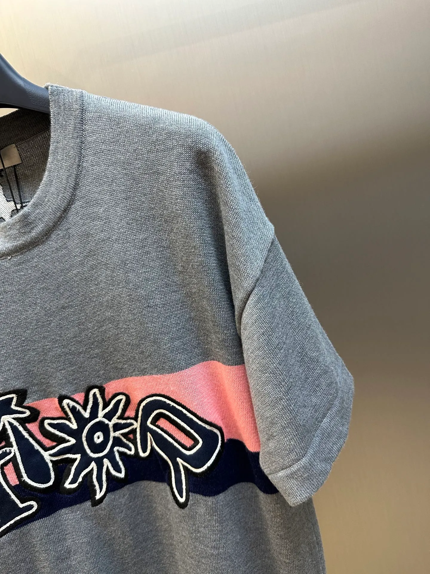 🅿️410 Dior Sunflower Wool Knitted Short Sleeve This T-shirt is a new product of the 2025 autumn men's wear series and comes from the DIOR AND LEWIS HAMILTON limited series. Crafted from gray sheepskin knitted fabric, it features a co-branded embroidery on the chest, a graphic reinterpretation of the Dior logo size: xs s m l