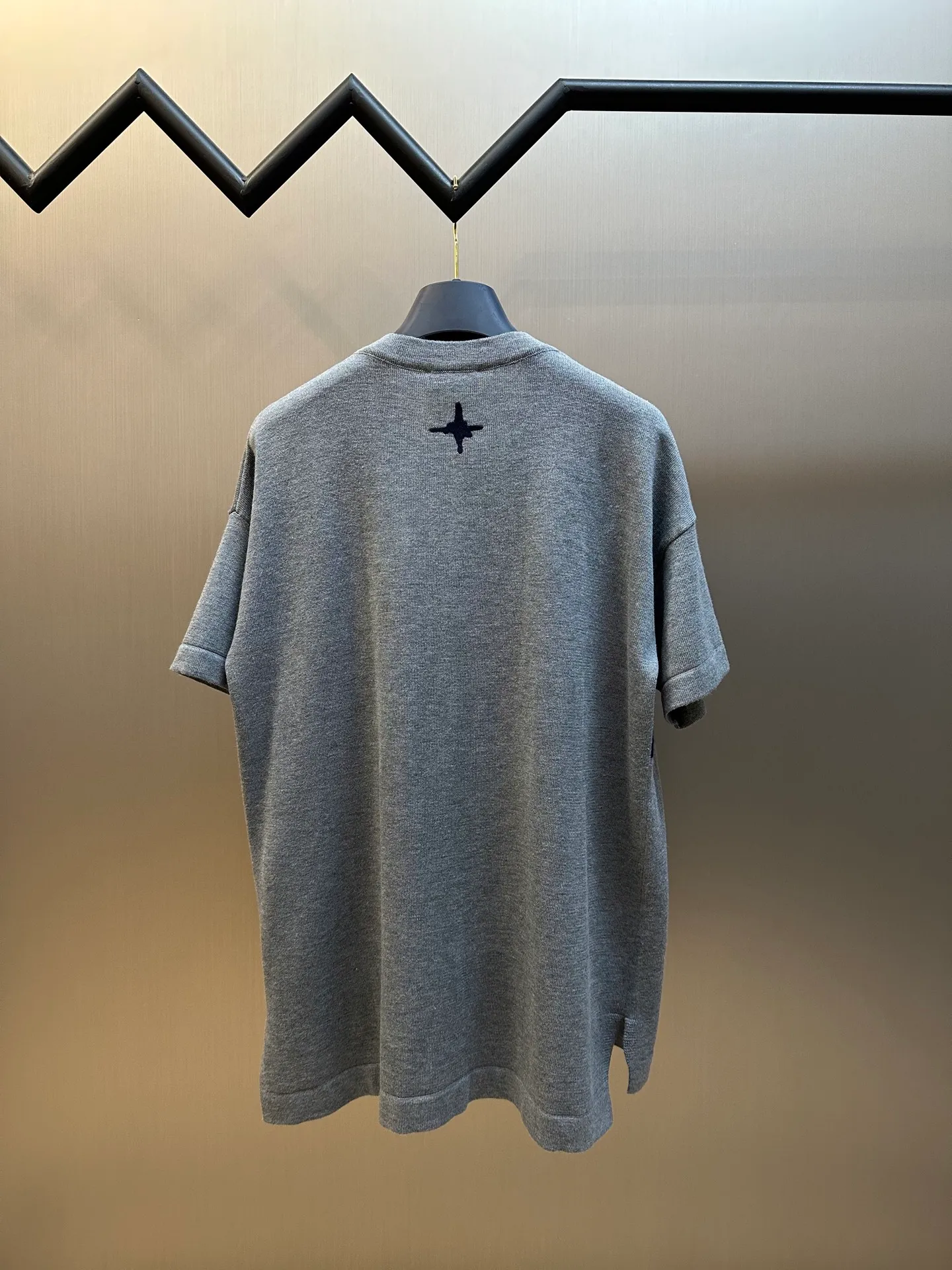 🅿️410 Dior Sunflower Wool Knitted Short Sleeve This T-shirt is a new product of the 2025 autumn men's wear series and comes from the DIOR AND LEWIS HAMILTON limited series. Crafted from gray sheepskin knitted fabric, it features a co-branded embroidery on the chest, a graphic reinterpretation of the Dior logo size: xs s m l