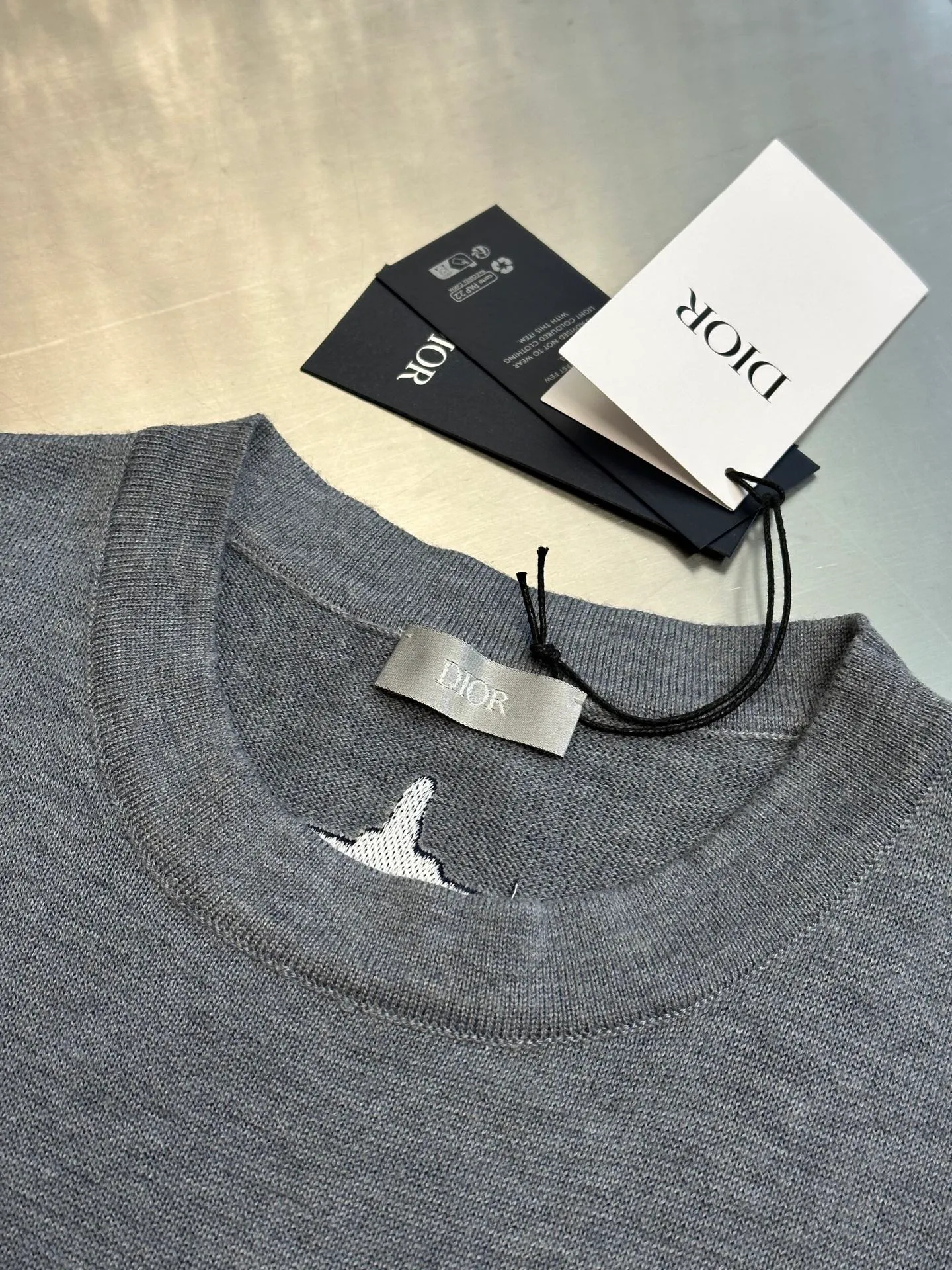 🅿️410 Dior Sunflower Wool Knitted Short Sleeve This T-shirt is a new product of the 2025 autumn men's wear series and comes from the DIOR AND LEWIS HAMILTON limited series. Crafted from gray sheepskin knitted fabric, it features a co-branded embroidery on the chest, a graphic reinterpretation of the Dior logo size: xs s m l