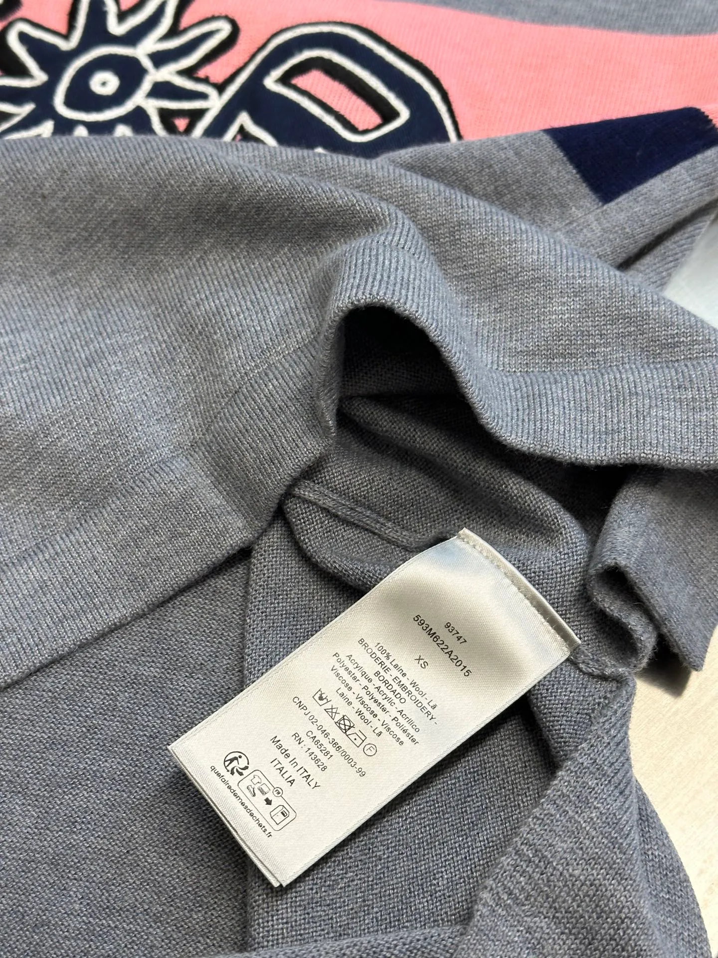 🅿️410 Dior Sunflower Wool Knitted Short Sleeve This T-shirt is a new product of the 2025 autumn men's wear series and comes from the DIOR AND LEWIS HAMILTON limited series. Crafted from gray sheepskin knitted fabric, it features a co-branded embroidery on the chest, a graphic reinterpretation of the Dior logo size: xs s m l