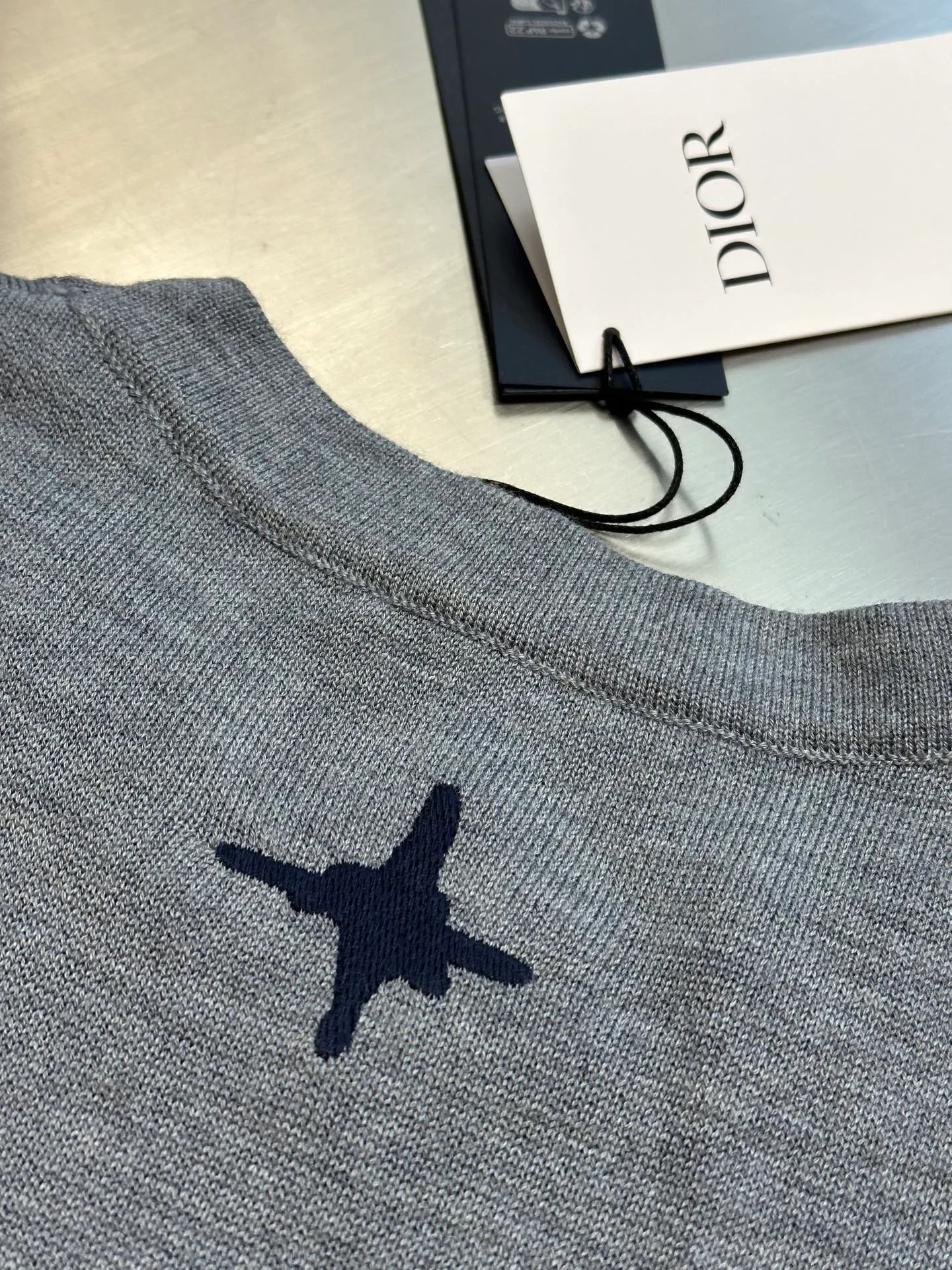 🅿️410 Dior Sunflower Wool Knitted Short Sleeve This T-shirt is a new product of the 2025 autumn men's wear series and comes from the DIOR AND LEWIS HAMILTON limited series. Crafted from gray sheepskin knitted fabric, it features a co-branded embroidery on the chest, a graphic reinterpretation of the Dior logo size: xs s m l
