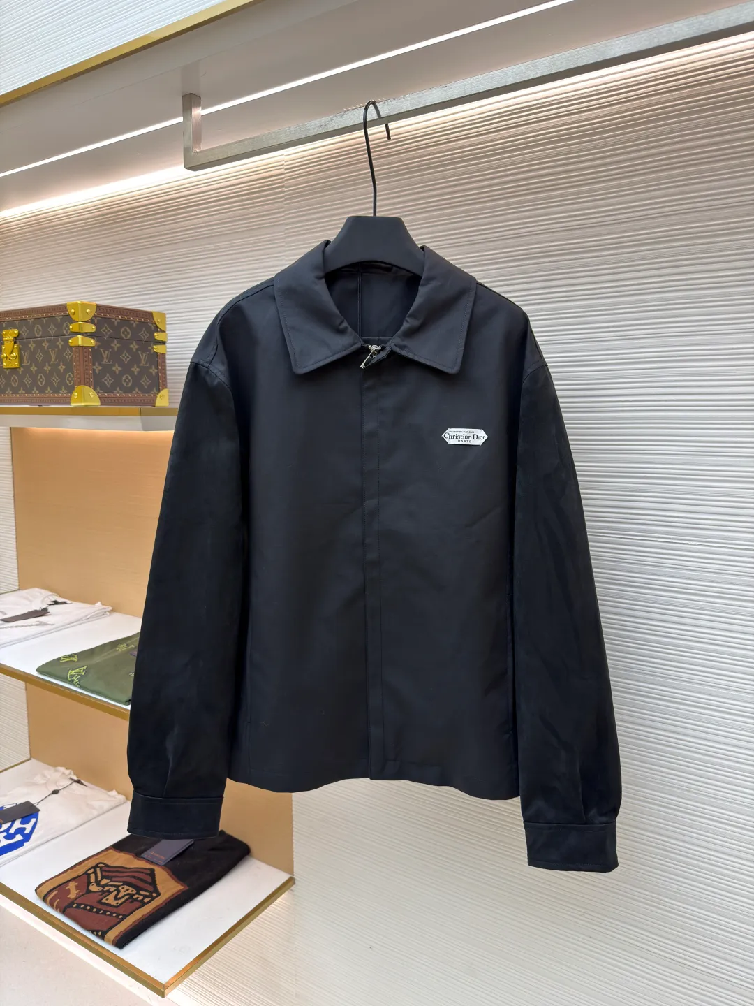 Dior sheepskin jacket ●Original version: Purchased and developed by 28805 ●Item number: 1681083-B90 ●Material: black cotton blended satin fabric ●Technology: Silk jacquard production ●Version: Fitted version ●Weight: about 830g ●Size: 46-48-50-52 ●Description: Black cotton blended satin Selected raw materials and spinning. The fibers of long-staple cotton are longer and tougher, and can spin yarns with high strength, less hairiness and silky feel, which is the basis of "texture". In order to obtain the unique luster and smoothness of satin, materials such as silk and Tencel™ are mixed in. These fibers themselves have strong luster and smooth surface. When combined with cotton, they can enhance the overall sense of luxury. The higher the count, the finer the yarn. The intuitive feeling is that the fabric has high density and feels thick, but it feels very delicate. It feels full and solid to the touch, rather than light and fluffy. Use high-quality mulberry silk as raw material. Silk threads need to undergo pre-processing such as screening, soaking, winding, doubling, and twisting to form warp and weft threads that meet the requirements for strength, twist, and gloss. Attention to detail, such as the collar, cuffs and hem are carefully cut and sewn to ensure the entire jacket looks sophisticated and stylish. The embroidered logo on the chest and the all-over printed fabric inside cleverly incorporate brand elements to enhance brand recognition. The overall wiring is straight and delicate, the fabric is comfortable and soft, and the color is consistent without color difference. It can be matched with the same style to create a fashionable look and control various occasions. Customized accessories, complete with three standards, same style for men and women!