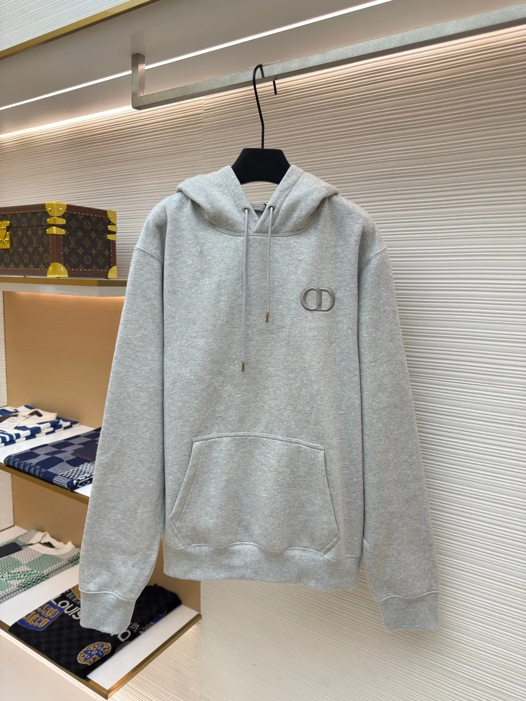 DIOR logo embroidered long-sleeved hoodie ●Authentic product: purchased and developed by 5170 ●Item number: 1680343-A85 ●Fabric: pure cotton fabric ●Technology: embroidery production ●Version: loose fit ●Weight: about 730 grams ●Size: S-M-L-XL ●Description: Made of customized cotton fabric, with classic high-density logo embroidery on the chest and velvet design on the inside. It can be matched with bottoms of the same season to create a fashionable look. It can be worn inside or outside to suit various occasions. Customized accessories, complete with three labels, same style for men and women!