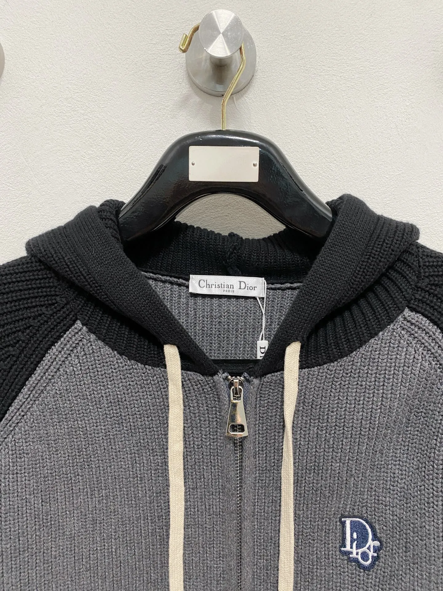 🅿️540 Dior autumn and winter classic cardigan sweater, in full condition! ! ! Wool blended fabric, the latest model in 2025, golden ratio! ! Slim-fitting soft gold, versatile and practical item, the combination and practicality are extremely powerful, simple and elegant, and classy! To create your own style, it is highly recommended to buy it in two colors. The standard slim fit tailoring process is suitable for both young and old men. It is knitted from wool and will not cause any discomfort! While keeping warm, it is stylish, textured and wearable, and the classic logo with contrasting colors on the chest feels in place! ! Recommended for regular customers! ! Size M-3XL (maximum wear: 190 pounds)
