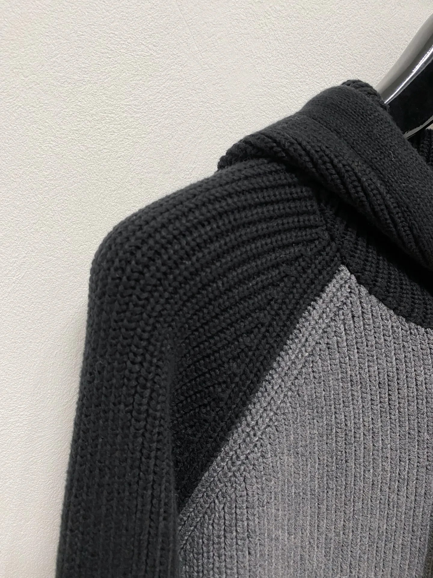 🅿️540 Dior autumn and winter classic cardigan sweater, in full condition! ! ! Wool blended fabric, the latest model in 2025, golden ratio! ! Slim-fitting soft gold, versatile and practical item, the combination and practicality are extremely powerful, simple and elegant, and classy! To create your own style, it is highly recommended to buy it in two colors. The standard slim fit tailoring process is suitable for both young and old men. It is knitted from wool and will not cause any discomfort! While keeping warm, it is stylish, textured and wearable, and the classic logo with contrasting colors on the chest feels in place! ! Recommended for regular customers! ! Size M-3XL (maximum wear: 190 pounds)