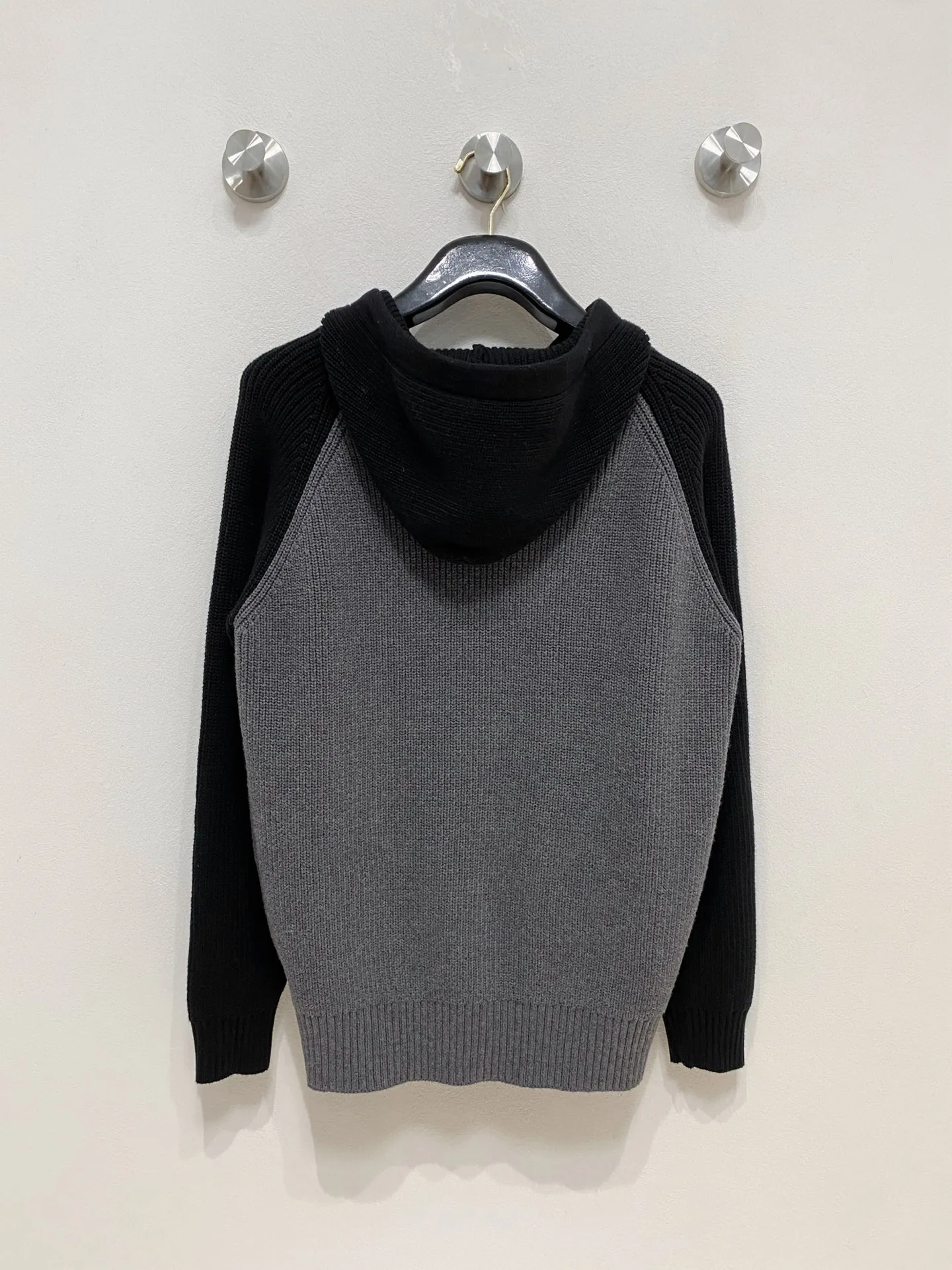 🅿️540 Dior autumn and winter classic cardigan sweater, in full condition! ! ! Wool blended fabric, the latest model in 2025, golden ratio! ! Slim-fitting soft gold, versatile and practical item, the combination and practicality are extremely powerful, simple and elegant, and classy! To create your own style, it is highly recommended to buy it in two colors. The standard slim fit tailoring process is suitable for both young and old men. It is knitted from wool and will not cause any discomfort! While keeping warm, it is stylish, textured and wearable, and the classic logo with contrasting colors on the chest feels in place! ! Recommended for regular customers! ! Size M-3XL (maximum wear: 190 pounds)