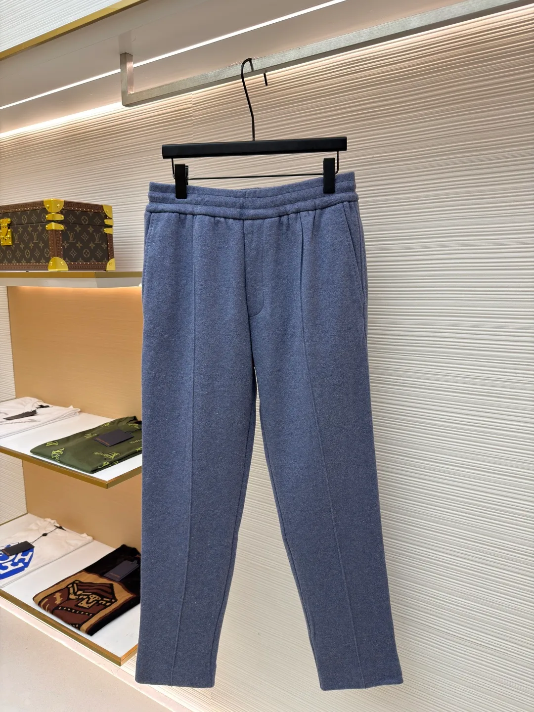 Dior presbyopic wool and cashmere straight trousers ●Item number: 1680902-C45 ●Material: wool cashmere fabric ●Technology: Jacquard texture production ●Version: fitted version ●Weight: about 895 grams ●Size: S-M-L-XL ●Description: The fabric is made of cashmere fabric, containing 50% wool and pure cotton, with original hemming inside, jacquard letters, integrated design. One side has a solid color logo, and the spliced side has a classic presbyopia. It can be worn on both sides to change the style at any time. Customized imported velvet imported machine weaving, the material is conscientious and full of high-end texture. It is comfortable to wear and skin-friendly. It is made by a large factory and has perfect details and texture. The fabric is made of imported cashmere yarn. New product for early autumn! Hot style return! New version of dropped shoulder design High-grade navy blue presbyopic logo zipper cashmere jacket. Reversible. The letter jacquard texture on the back is luxurious and handsome. The hooded design is fashionable and advanced. The classic version does not make people look slimmer. Highly recommended! The overall wiring is straight and delicate, the fabric is comfortable and soft, and the color is consistent without color difference. It can be matched with the same style to create a fashionable look and control various occasions. Customized accessories, complete with three standards, same style for men and women!