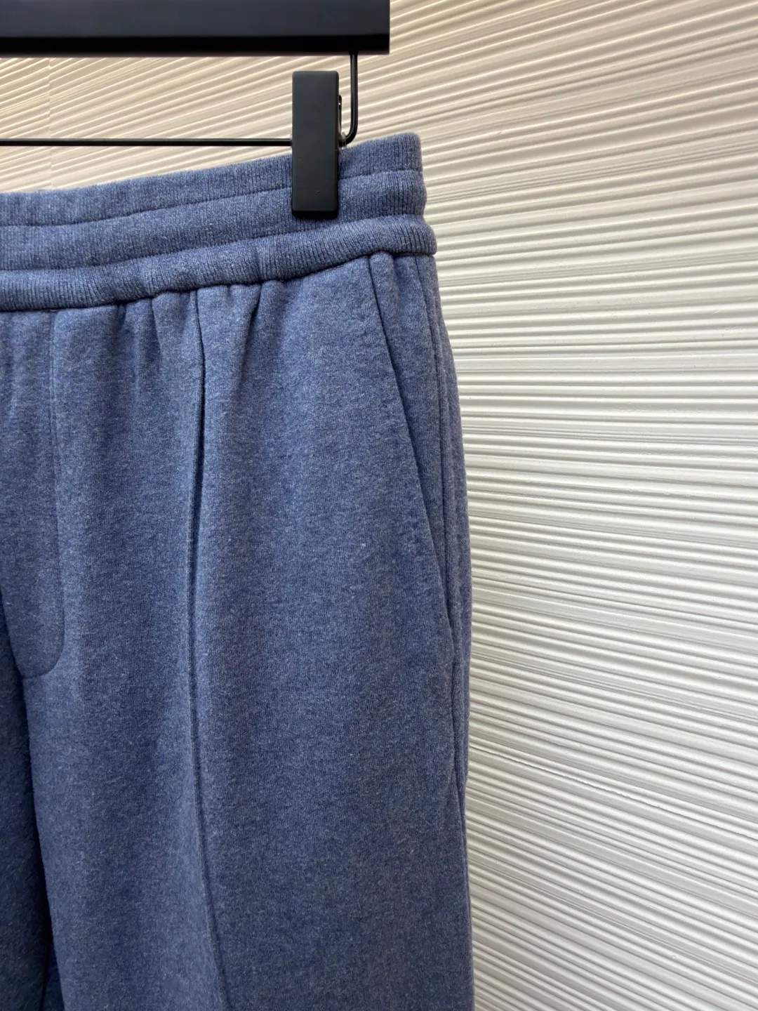 Dior presbyopic wool and cashmere straight trousers ●Item number: 1680902-C45 ●Material: wool cashmere fabric ●Technology: Jacquard texture production ●Version: fitted version ●Weight: about 895 grams ●Size: S-M-L-XL ●Description: The fabric is made of cashmere fabric, containing 50% wool and pure cotton, with original hemming inside, jacquard letters, integrated design. One side has a solid color logo, and the spliced side has a classic presbyopia. It can be worn on both sides to change the style at any time. Customized imported velvet imported machine weaving, the material is conscientious and full of high-end texture. It is comfortable to wear and skin-friendly. It is made by a large factory and has perfect details and texture. The fabric is made of imported cashmere yarn. New product for early autumn! Hot style return! New version of dropped shoulder design High-grade navy blue presbyopic logo zipper cashmere jacket. Reversible. The letter jacquard texture on the back is luxurious and handsome. The hooded design is fashionable and advanced. The classic version does not make people look slimmer. Highly recommended! The overall wiring is straight and delicate, the fabric is comfortable and soft, and the color is consistent without color difference. It can be matched with the same style to create a fashionable look and control various occasions. Customized accessories, complete with three standards, same style for men and women!
