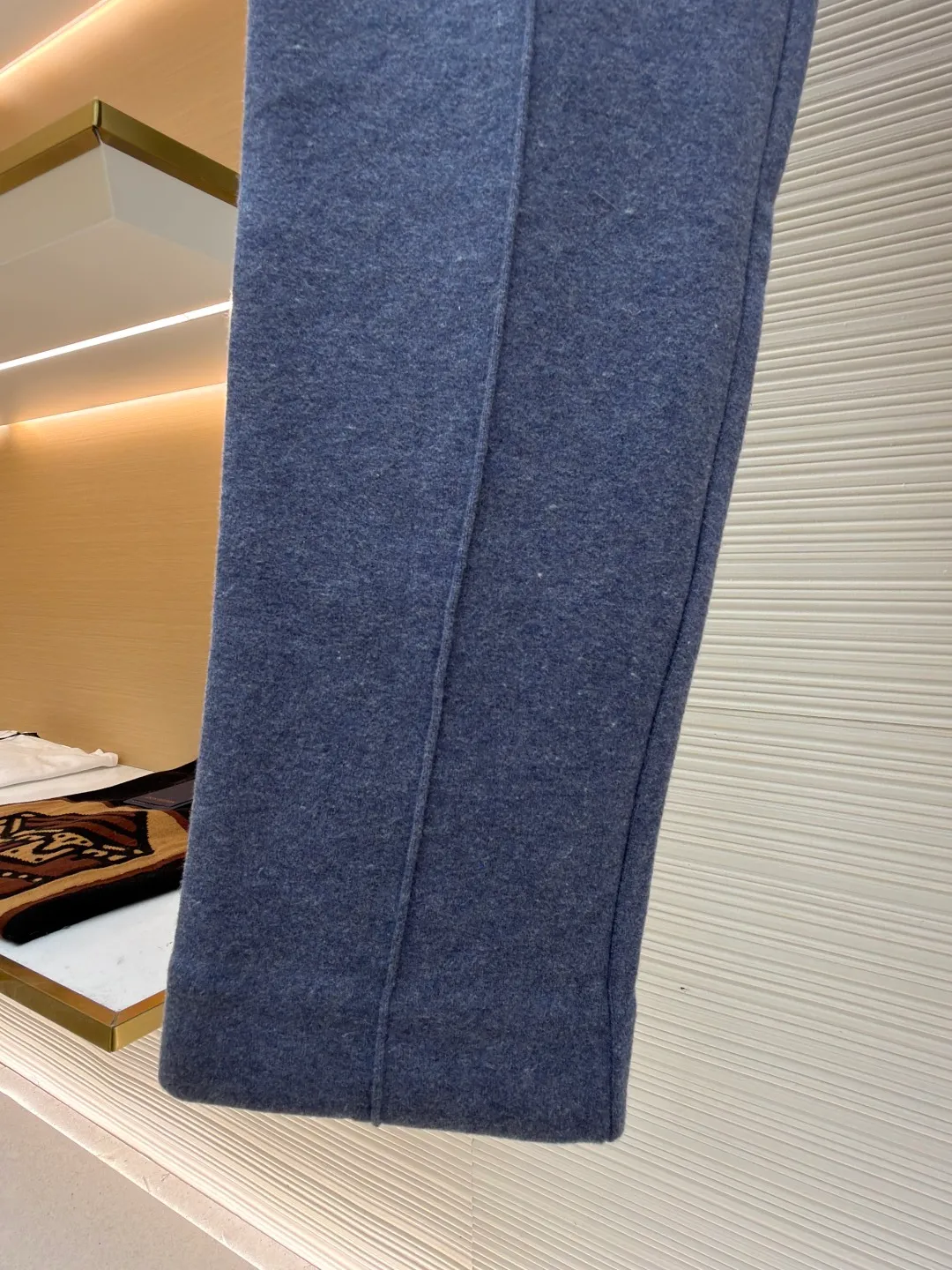 Dior presbyopic wool and cashmere straight trousers ●Item number: 1680902-C45 ●Material: wool cashmere fabric ●Technology: Jacquard texture production ●Version: fitted version ●Weight: about 895 grams ●Size: S-M-L-XL ●Description: The fabric is made of cashmere fabric, containing 50% wool and pure cotton, with original hemming inside, jacquard letters, integrated design. One side has a solid color logo, and the spliced side has a classic presbyopia. It can be worn on both sides to change the style at any time. Customized imported velvet imported machine weaving, the material is conscientious and full of high-end texture. It is comfortable to wear and skin-friendly. It is made by a large factory and has perfect details and texture. The fabric is made of imported cashmere yarn. New product for early autumn! Hot style return! New version of dropped shoulder design High-grade navy blue presbyopic logo zipper cashmere jacket. Reversible. The letter jacquard texture on the back is luxurious and handsome. The hooded design is fashionable and advanced. The classic version does not make people look slimmer. Highly recommended! The overall wiring is straight and delicate, the fabric is comfortable and soft, and the color is consistent without color difference. It can be matched with the same style to create a fashionable look and control various occasions. Customized accessories, complete with three standards, same style for men and women!
