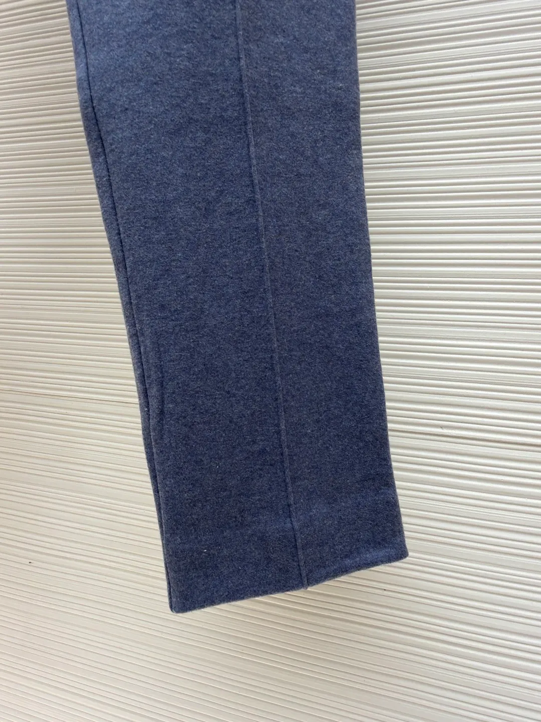 Dior presbyopic wool and cashmere straight trousers ●Item number: 1680902-C45 ●Material: wool cashmere fabric ●Technology: Jacquard texture production ●Version: fitted version ●Weight: about 895 grams ●Size: S-M-L-XL ●Description: The fabric is made of cashmere fabric, containing 50% wool and pure cotton, with original hemming inside, jacquard letters, integrated design. One side has a solid color logo, and the spliced side has a classic presbyopia. It can be worn on both sides to change the style at any time. Customized imported velvet imported machine weaving, the material is conscientious and full of high-end texture. It is comfortable to wear and skin-friendly. It is made by a large factory and has perfect details and texture. The fabric is made of imported cashmere yarn. New product for early autumn! Hot style return! New version of dropped shoulder design High-grade navy blue presbyopic logo zipper cashmere jacket. Reversible. The letter jacquard texture on the back is luxurious and handsome. The hooded design is fashionable and advanced. The classic version does not make people look slimmer. Highly recommended! The overall wiring is straight and delicate, the fabric is comfortable and soft, and the color is consistent without color difference. It can be matched with the same style to create a fashionable look and control various occasions. Customized accessories, complete with three standards, same style for men and women!