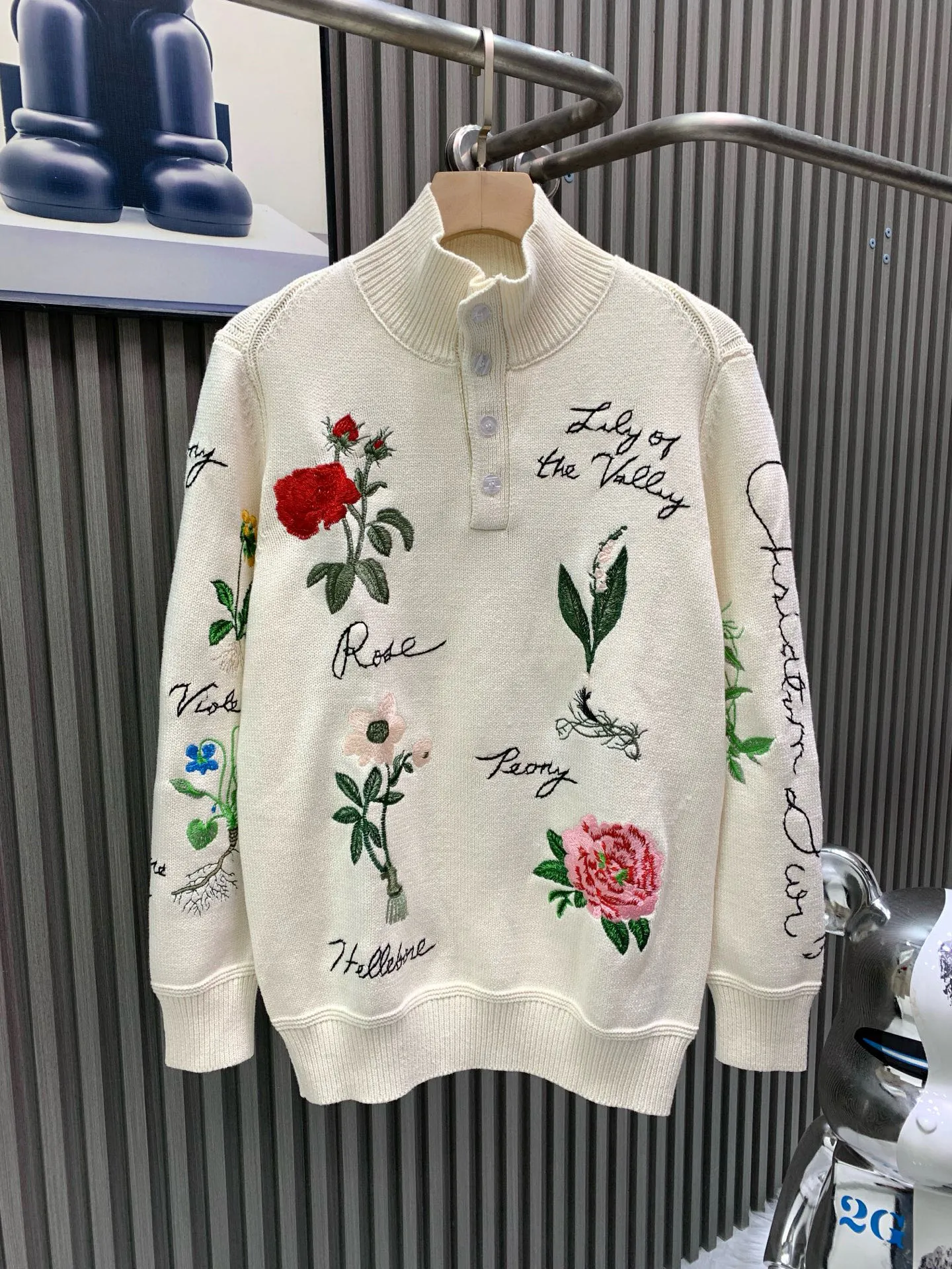 🅿️650 🀄️ DIOR D*R autumn and winter new style 🍂Garden Story🥀Knitted polo neck sweater with heavy flower color embroidery, fully hand-made embroidery with complex craftsmanship, classic letter logo embroidery embellishment on the back, exquisite heavy workmanship, fashionable and high-end, versatile 50% wool blended wool, soft and waxy to the touch, gentle and tough knitted beauty, complete with three labels, it is recommended to hand wash