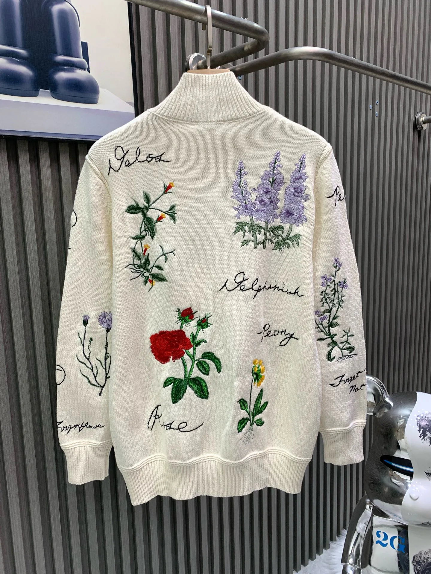 🅿️650 🀄️ DIOR D*R autumn and winter new style 🍂Garden Story🥀Knitted polo neck sweater with heavy flower color embroidery, fully hand-made embroidery with complex craftsmanship, classic letter logo embroidery embellishment on the back, exquisite heavy workmanship, fashionable and high-end, versatile 50% wool blended wool, soft and waxy to the touch, gentle and tough knitted beauty, complete with three labels, it is recommended to hand wash