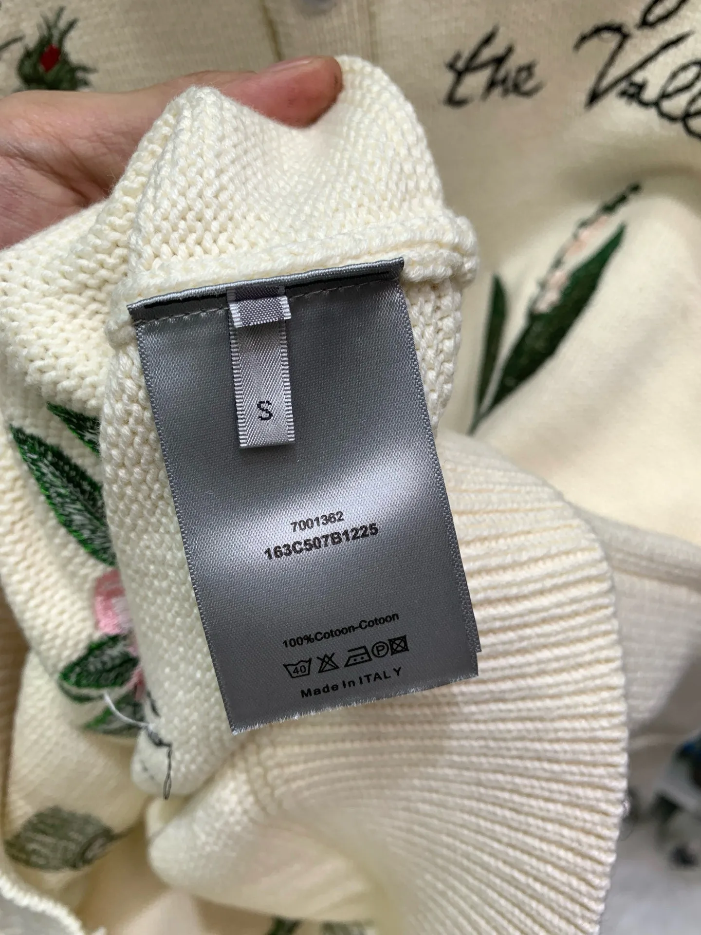 🅿️650 🀄️ DIOR D*R autumn and winter new style 🍂Garden Story🥀Knitted polo neck sweater with heavy flower color embroidery, fully hand-made embroidery with complex craftsmanship, classic letter logo embroidery embellishment on the back, exquisite heavy workmanship, fashionable and high-end, versatile 50% wool blended wool, soft and waxy to the touch, gentle and tough knitted beauty, complete with three labels, it is recommended to hand wash