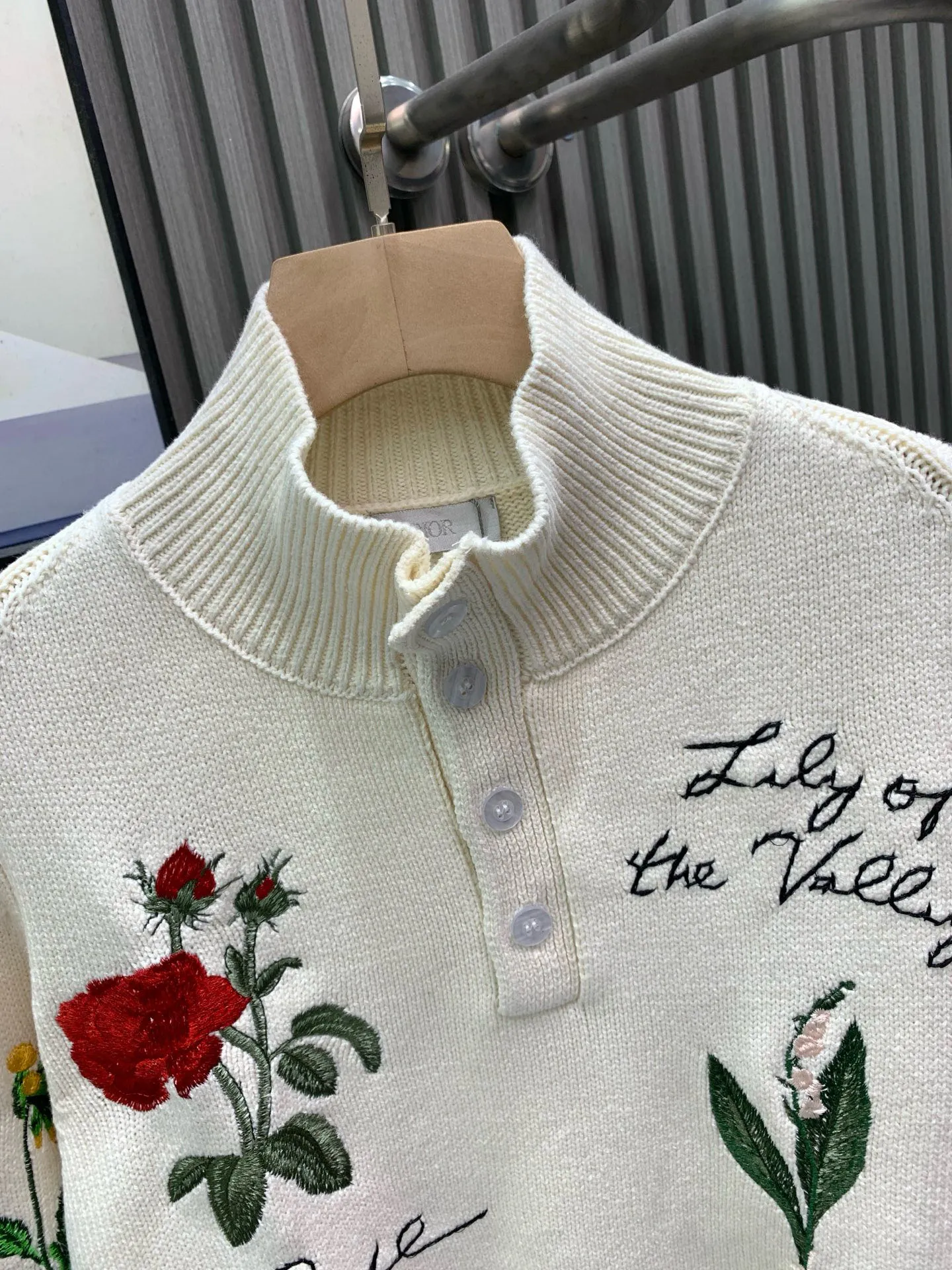 🅿️650 🀄️ DIOR D*R autumn and winter new style 🍂Garden Story🥀Knitted polo neck sweater with heavy flower color embroidery, fully hand-made embroidery with complex craftsmanship, classic letter logo embroidery embellishment on the back, exquisite heavy workmanship, fashionable and high-end, versatile 50% wool blended wool, soft and waxy to the touch, gentle and tough knitted beauty, complete with three labels, it is recommended to hand wash