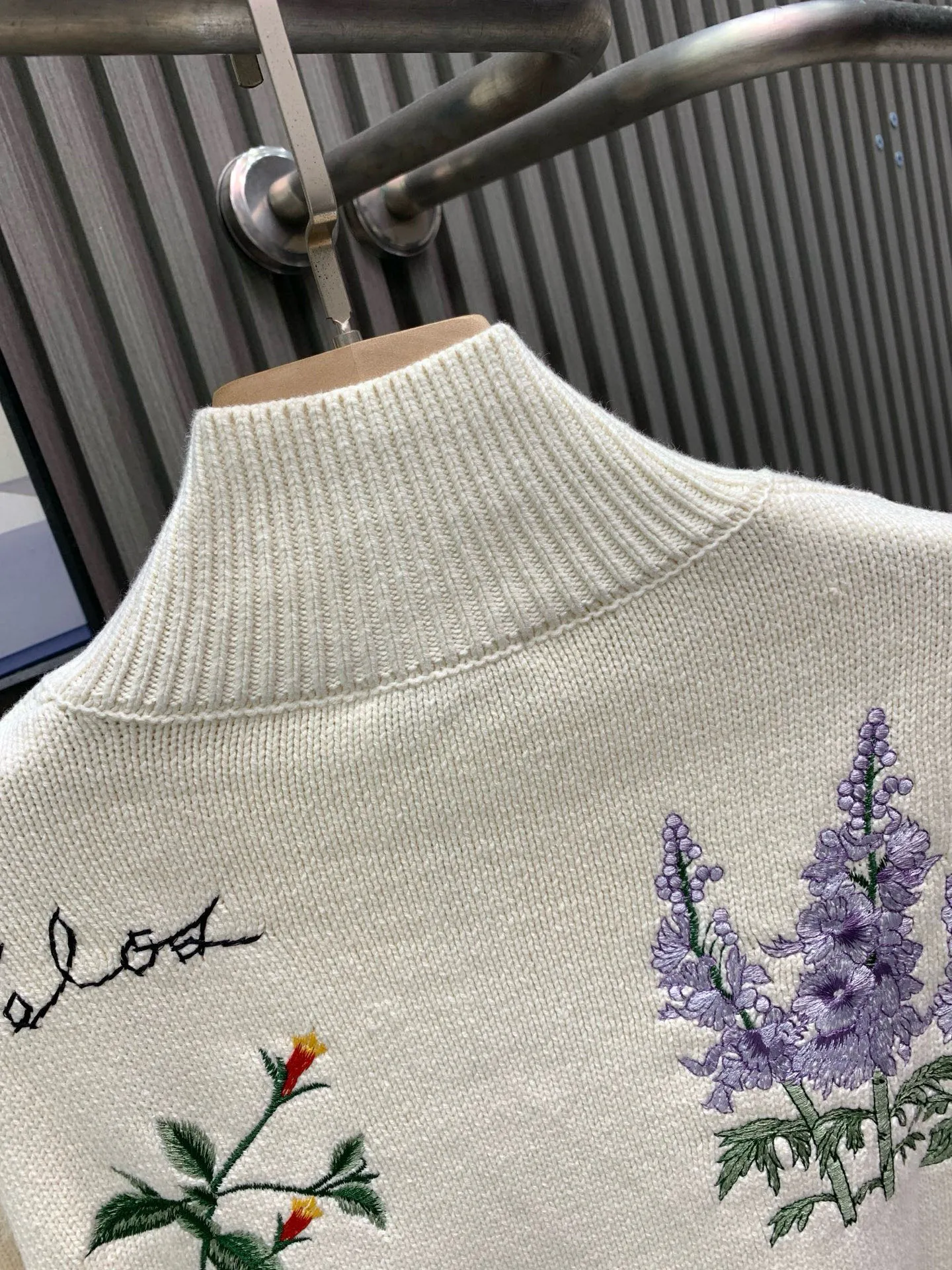 🅿️650 🀄️ DIOR D*R autumn and winter new style 🍂Garden Story🥀Knitted polo neck sweater with heavy flower color embroidery, fully hand-made embroidery with complex craftsmanship, classic letter logo embroidery embellishment on the back, exquisite heavy workmanship, fashionable and high-end, versatile 50% wool blended wool, soft and waxy to the touch, gentle and tough knitted beauty, complete with three labels, it is recommended to hand wash