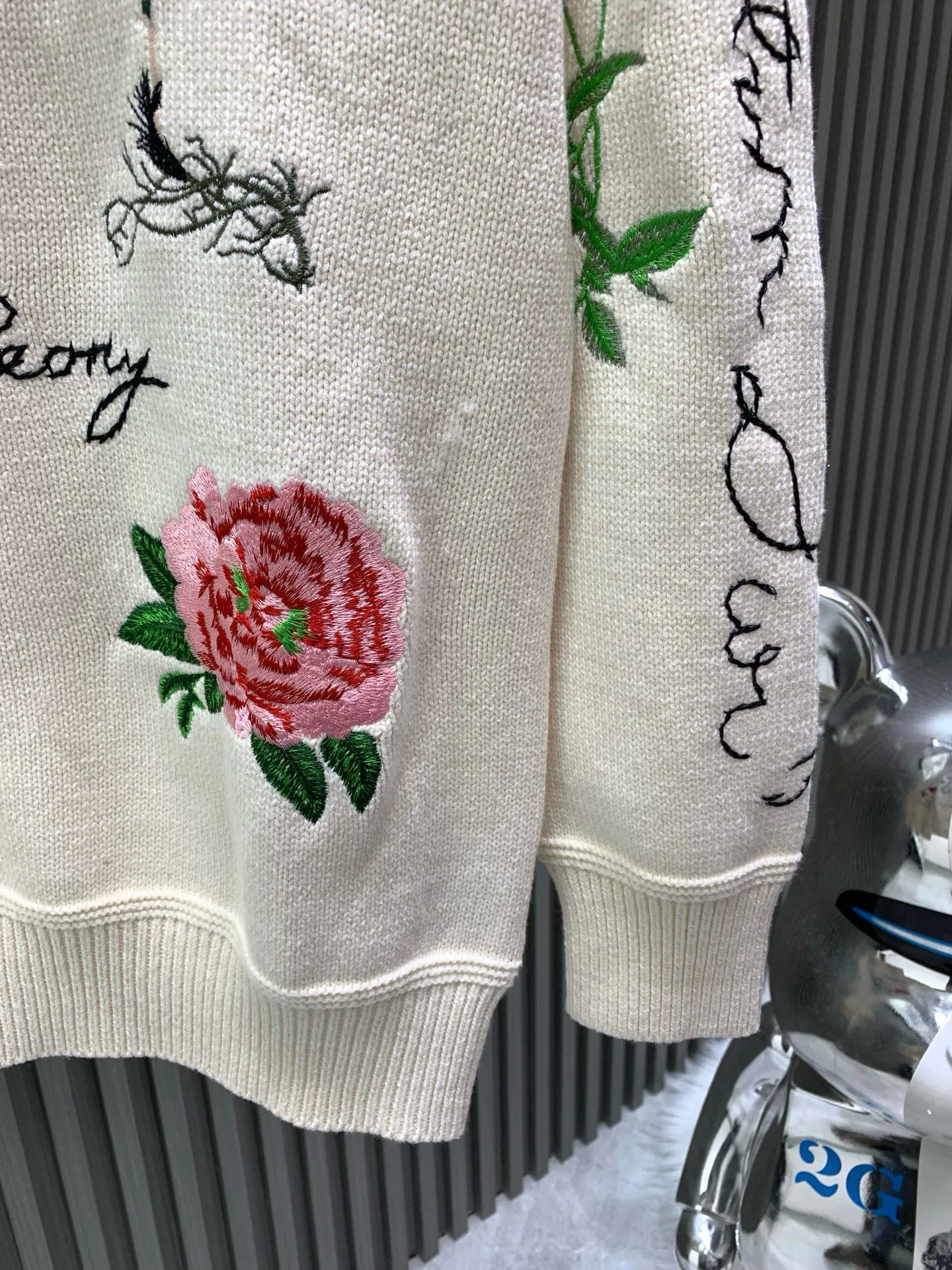 🅿️650 🀄️ DIOR D*R autumn and winter new style 🍂Garden Story🥀Knitted polo neck sweater with heavy flower color embroidery, fully hand-made embroidery with complex craftsmanship, classic letter logo embroidery embellishment on the back, exquisite heavy workmanship, fashionable and high-end, versatile 50% wool blended wool, soft and waxy to the touch, gentle and tough knitted beauty, complete with three labels, it is recommended to hand wash