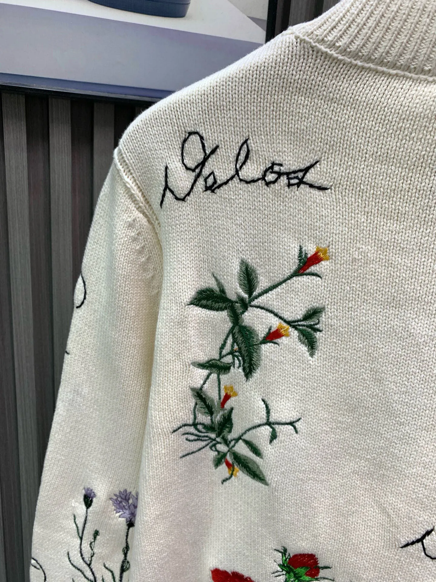 🅿️650 🀄️ DIOR D*R autumn and winter new style 🍂Garden Story🥀Knitted polo neck sweater with heavy flower color embroidery, fully hand-made embroidery with complex craftsmanship, classic letter logo embroidery embellishment on the back, exquisite heavy workmanship, fashionable and high-end, versatile 50% wool blended wool, soft and waxy to the touch, gentle and tough knitted beauty, complete with three labels, it is recommended to hand wash