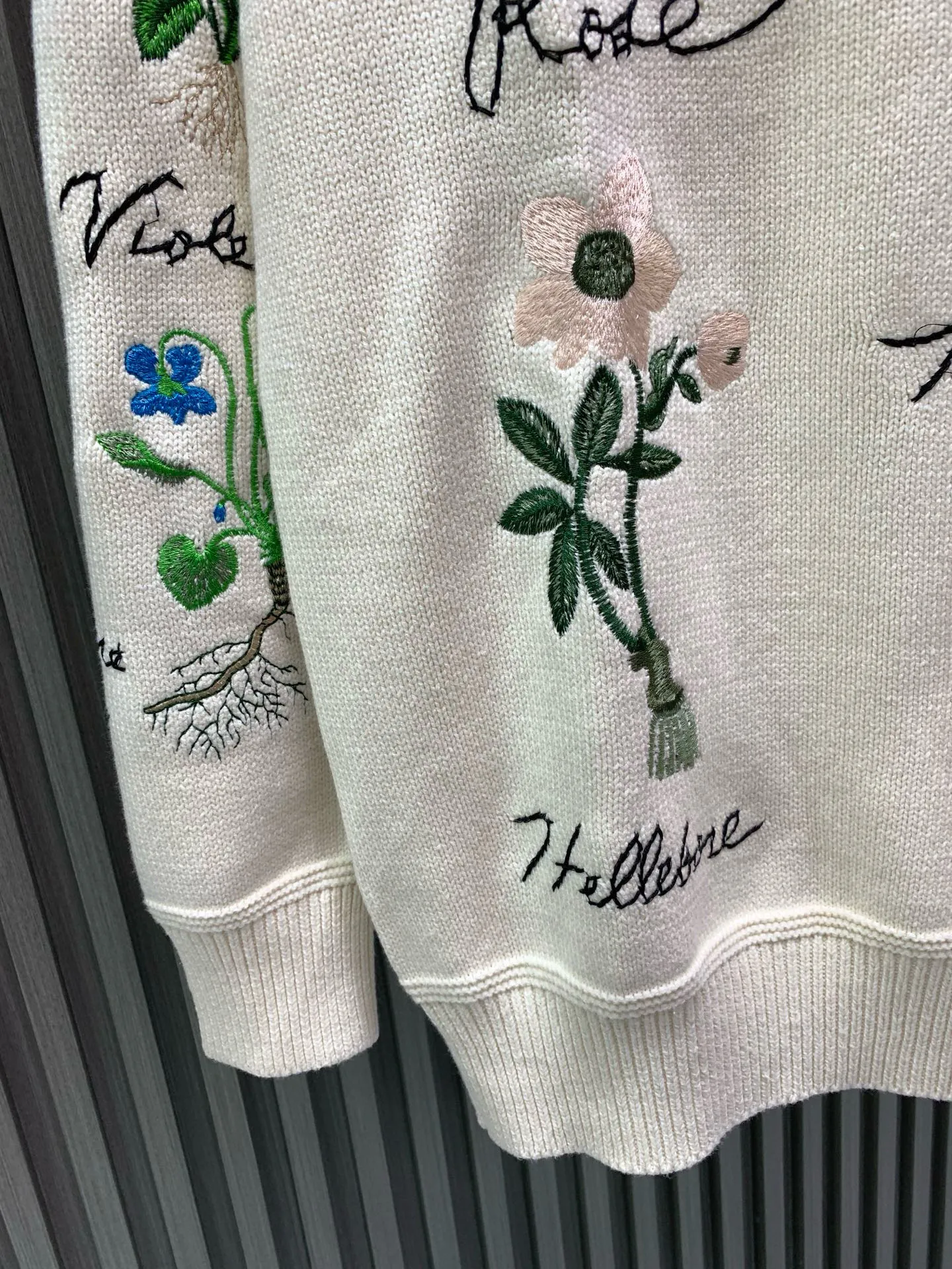🅿️650 🀄️ DIOR D*R autumn and winter new style 🍂Garden Story🥀Knitted polo neck sweater with heavy flower color embroidery, fully hand-made embroidery with complex craftsmanship, classic letter logo embroidery embellishment on the back, exquisite heavy workmanship, fashionable and high-end, versatile 50% wool blended wool, soft and waxy to the touch, gentle and tough knitted beauty, complete with three labels, it is recommended to hand wash