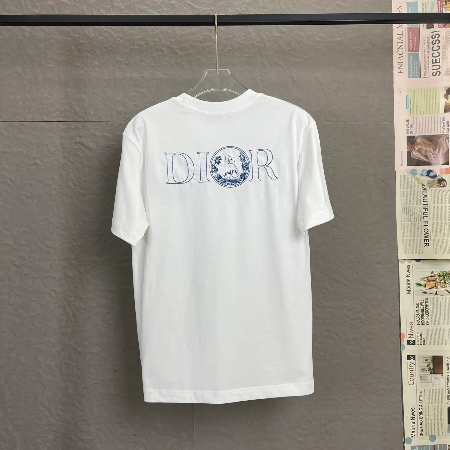 🅿️180/A104 DIOR Dior The new best-selling model is co-branded with Hyltonnel and has a cat embroidered logo pattern with hollow letters on the chest. As the leader in the luxury world, the D family is well-deserved. As for the piece I’m going to talk about today, the first thing that catches your eye is the loose and comfortable black and white solid color. Two major styles~~The ribbed round neck has become the best modification of its version, while the D version has the upper body LOGO listed on the front, and a unique letter logo patch embroidery design, which highlights the texture even more! The most traditional modification method plus the simplest The color scale contrast forms the strongest and direct contrast, and this is often the most concise and clear way of minimalist modification~~ A nostalgic classic atmosphere also spreads inadvertently on this work!! The front is decorated with 47 logo patch embroidery, which is unique and orients towards A tribute to the historic year! Coupled with the blessing of 320 grams of cotton material, both the upper body comfort and the existence are unparalleled. It can be said to be a must-have companion in summer. The excellent breathability and comfortable wearing feeling are unparalleled ~ Recommended!! Size: S-XL Color: black white