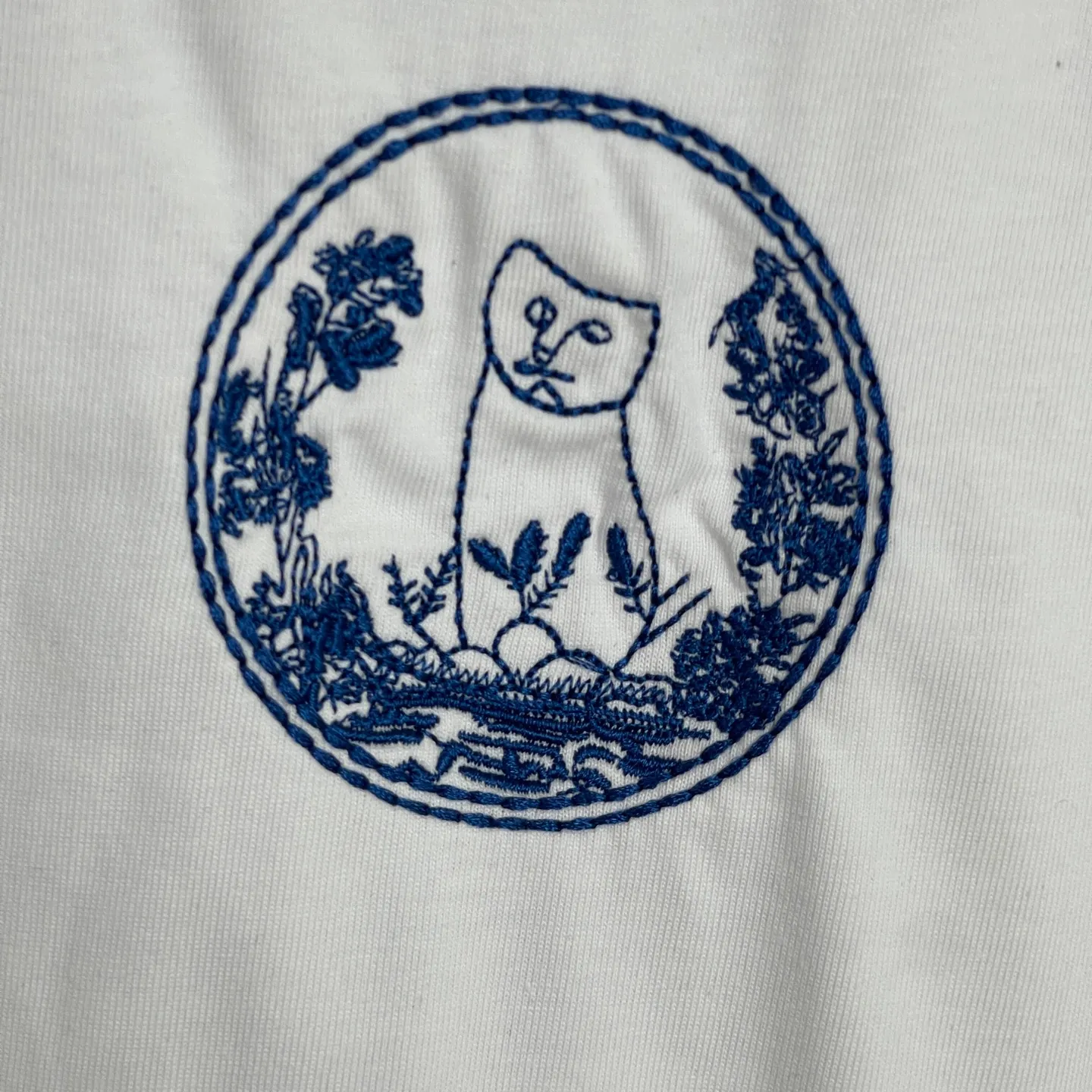 🅿️180/A104 DIOR Dior The new best-selling model is co-branded with Hyltonnel and has a cat embroidered logo pattern with hollow letters on the chest. As the leader in the luxury world, the D family is well-deserved. As for the piece I’m going to talk about today, the first thing that catches your eye is the loose and comfortable black and white solid color. Two major styles~~The ribbed round neck has become the best modification of its version, while the D version has the upper body LOGO listed on the front, and a unique letter logo patch embroidery design, which highlights the texture even more! The most traditional modification method plus the simplest The color scale contrast forms the strongest and direct contrast, and this is often the most concise and clear way of minimalist modification~~ A nostalgic classic atmosphere also spreads inadvertently on this work!! The front is decorated with 47 logo patch embroidery, which is unique and orients towards A tribute to the historic year! Coupled with the blessing of 320 grams of cotton material, both the upper body comfort and the existence are unparalleled. It can be said to be a must-have companion in summer. The excellent breathability and comfortable wearing feeling are unparalleled ~ Recommended!! Size: S-XL Color: black white