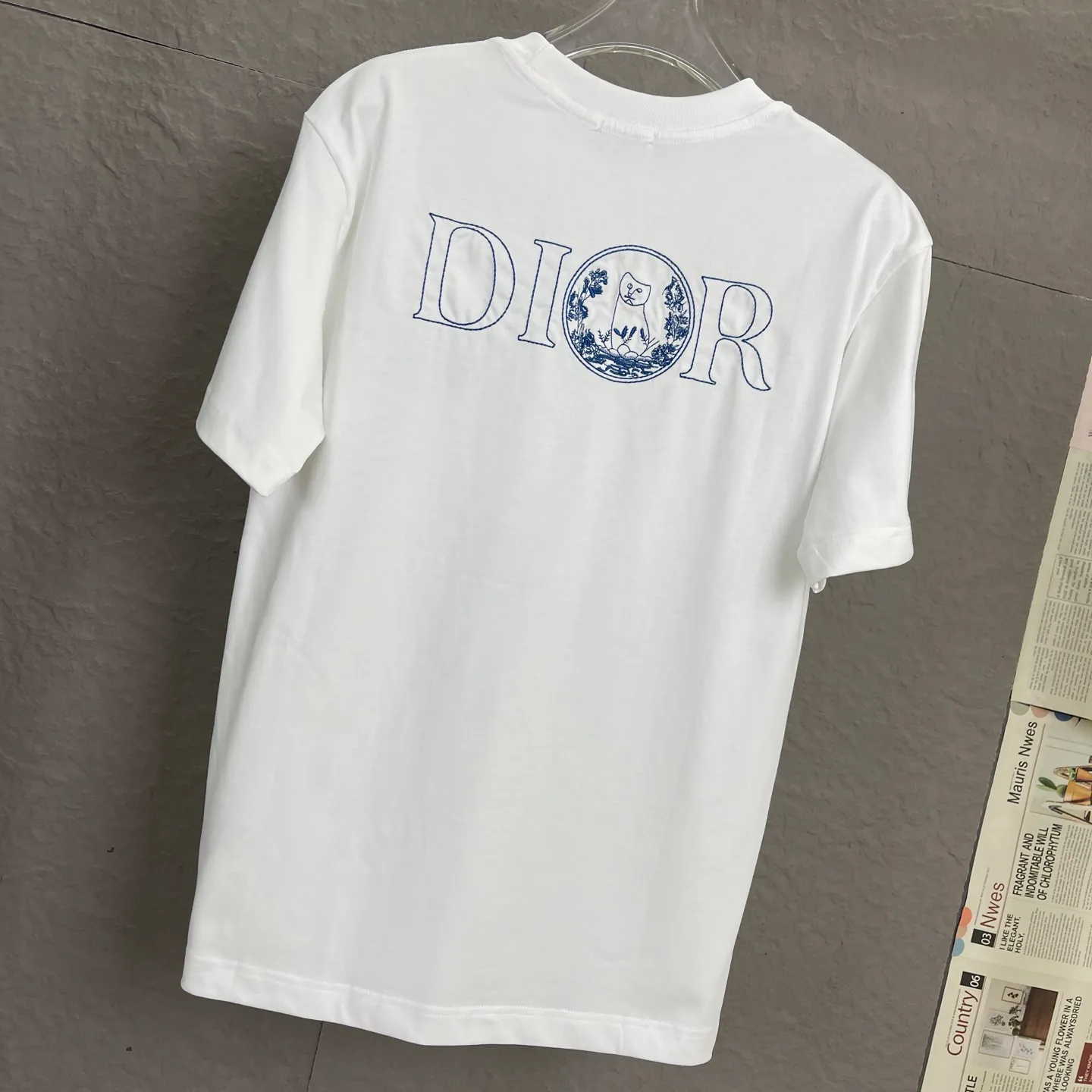 🅿️180/A104 DIOR Dior The new best-selling model is co-branded with Hyltonnel and has a cat embroidered logo pattern with hollow letters on the chest. As the leader in the luxury world, the D family is well-deserved. As for the piece I’m going to talk about today, the first thing that catches your eye is the loose and comfortable black and white solid color. Two major styles~~The ribbed round neck has become the best modification of its version, while the D version has the upper body LOGO listed on the front, and a unique letter logo patch embroidery design, which highlights the texture even more! The most traditional modification method plus the simplest The color scale contrast forms the strongest and direct contrast, and this is often the most concise and clear way of minimalist modification~~ A nostalgic classic atmosphere also spreads inadvertently on this work!! The front is decorated with 47 logo patch embroidery, which is unique and orients towards A tribute to the historic year! Coupled with the blessing of 320 grams of cotton material, both the upper body comfort and the existence are unparalleled. It can be said to be a must-have companion in summer. The excellent breathability and comfortable wearing feeling are unparalleled ~ Recommended!! Size: S-XL Color: black white