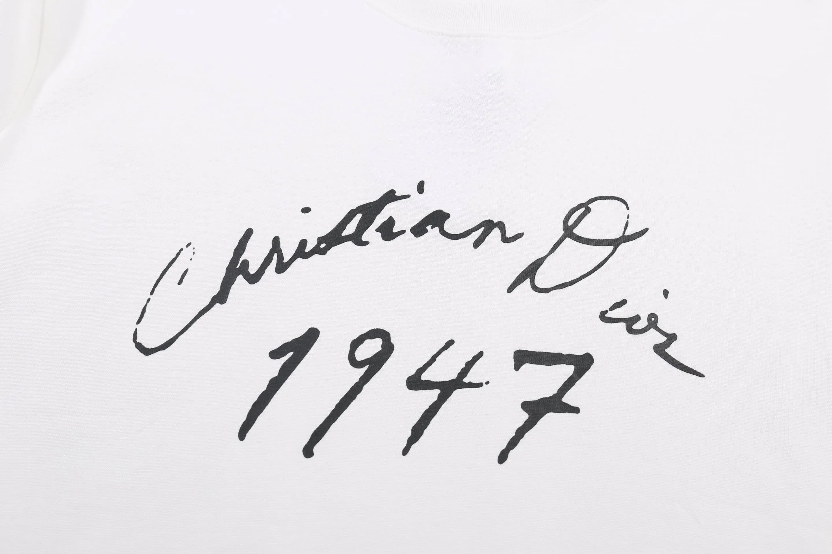 🅿️190 High-quality new Dior 2024 new handwritten signature loose-fitting T-shirt. This T-shirt is decorated with a handwritten style Christian1947 flocking logo, highlighting Mr. Dior’s signature and the year the Dior brand launched its first series. Crafted from black cotton jersey in a relaxed fit, it features a classic ribbed crew neck. Enhances any casual look. Double yarn cotton cover cotton fabric is a special double yarn fabric, which is made of double layers of gauze interwoven. Its yarn fineness is very small, making the fabric more delicate, soft and comfortable to wear. At the same time, the double-layer yarn structure makes the fabric have very good hygroscopic properties, which can effectively wick away sweat and keep the body dry; it is also moisture-proof and