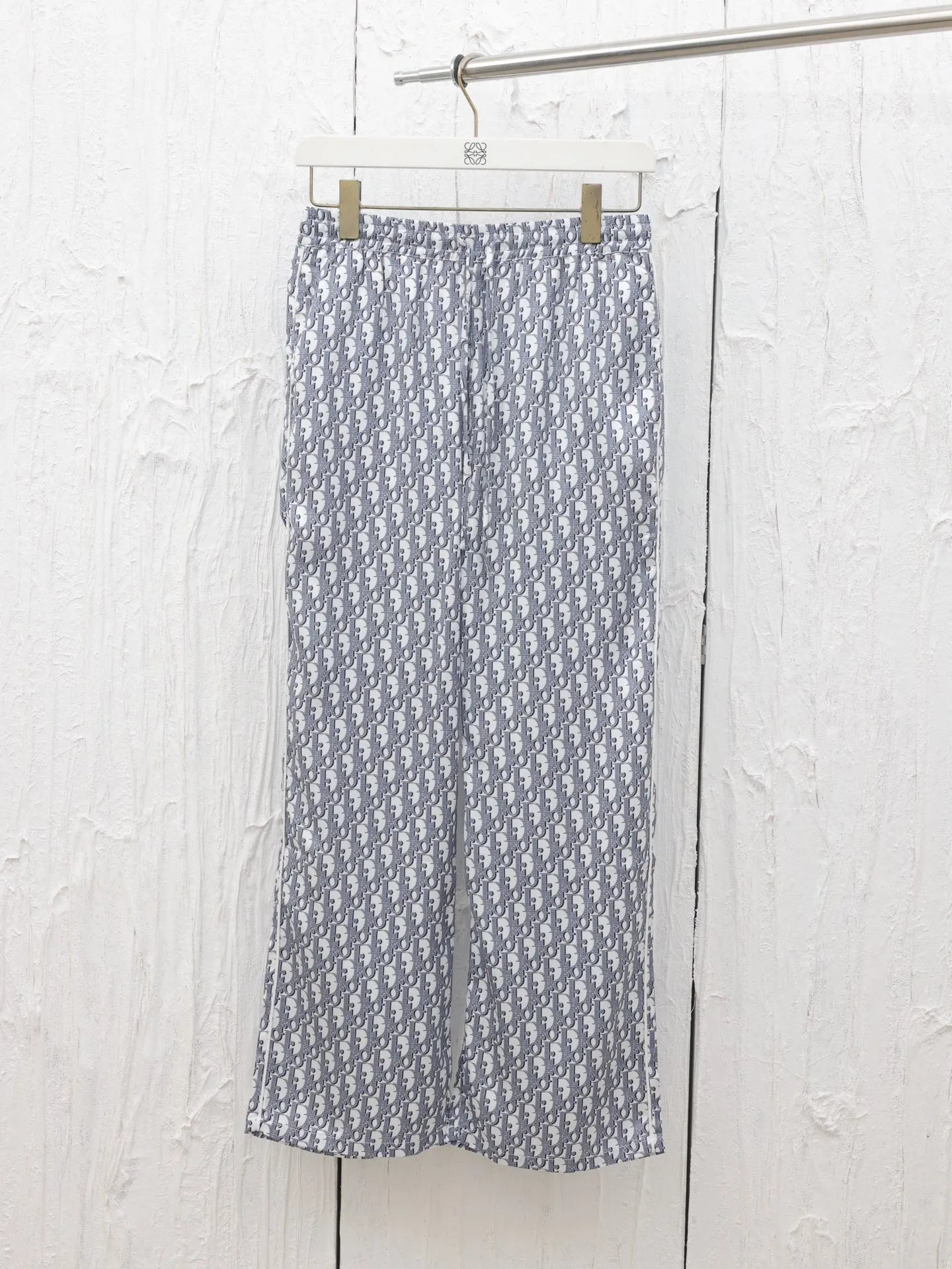 🅿️420 Dio*/Dior 25ss all-over jacquard light blue classic presbyopic trousers are carefully made of white and blue mulberry silk twill fabrics, with a peaked collar and arc-shaped hem, showing a casual style. Wear with the matching pajamas or shorts for a sophisticated look.  Size：S/M/L/XL