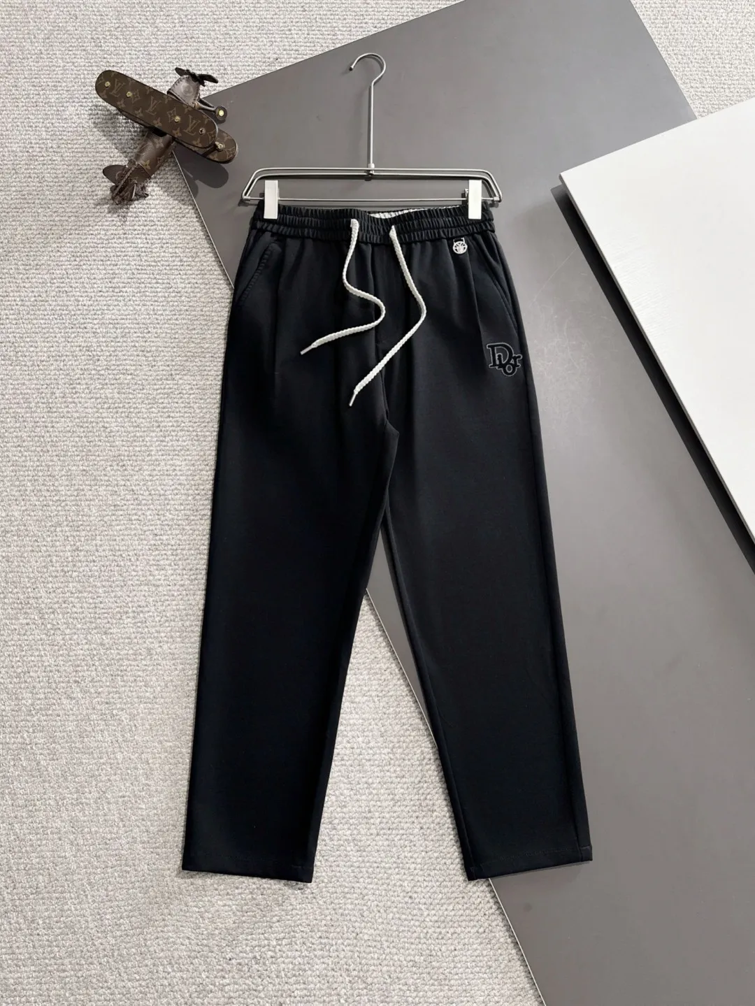 🅿️400 next day shipping Dior 2025 spring and summer new elastic band casual pants, thin counter custom fabrics, high breathability and comfort, impeccable details, brand element design concept, reflecting high quality. It feels delicate and soft! It presents a casual cut and the upper body shape is great! Size: M-4XL