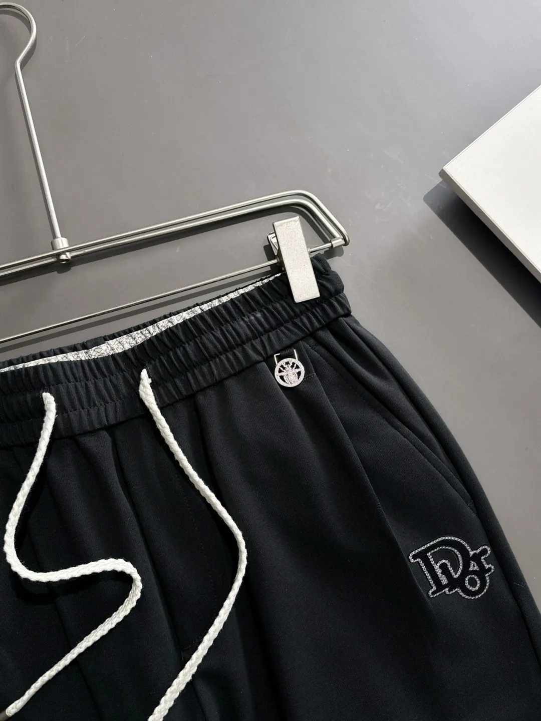 🅿️400 next day shipping Dior 2025 spring and summer new elastic band casual pants, thin counter custom fabrics, high breathability and comfort, impeccable details, brand element design concept, reflecting high quality. It feels delicate and soft! It presents a casual cut and the upper body shape is great! Size: M-4XL