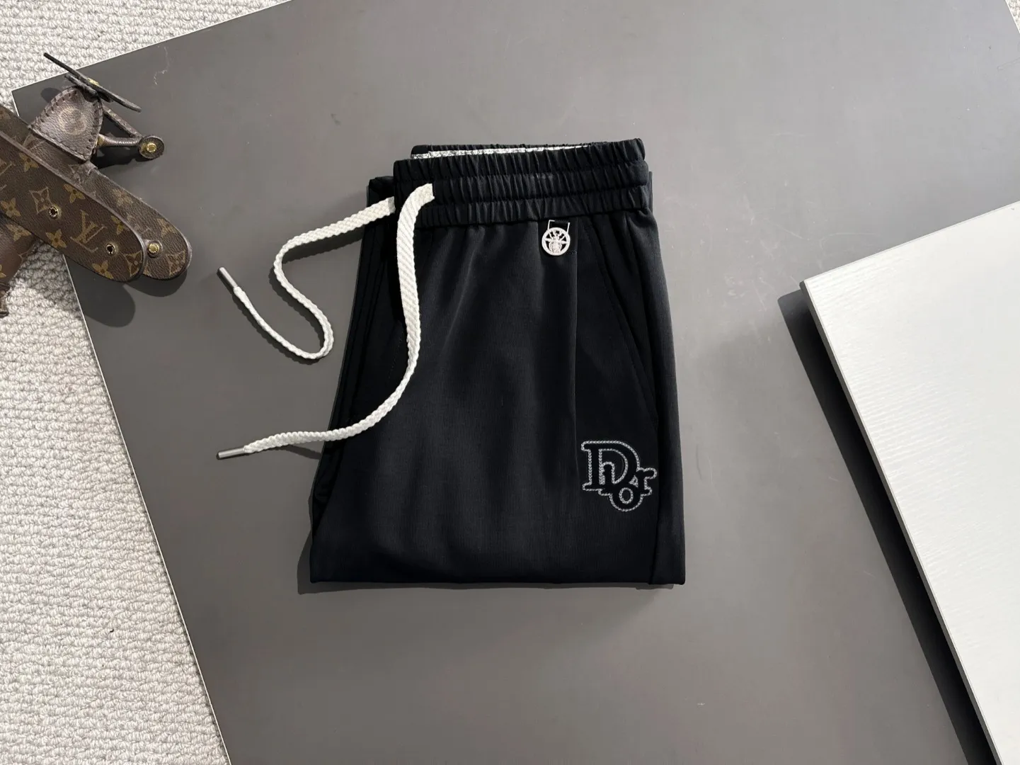 🅿️400 next day shipping Dior 2025 spring and summer new elastic band casual pants, thin counter custom fabrics, high breathability and comfort, impeccable details, brand element design concept, reflecting high quality. It feels delicate and soft! It presents a casual cut and the upper body shape is great! Size: M-4XL