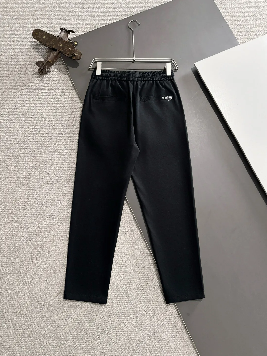 🅿️400 next day shipping Dior 2025 spring and summer new elastic band casual pants, thin counter custom fabrics, high breathability and comfort, impeccable details, brand element design concept, reflecting high quality. It feels delicate and soft! It presents a casual cut and the upper body shape is great! Size: M-4XL