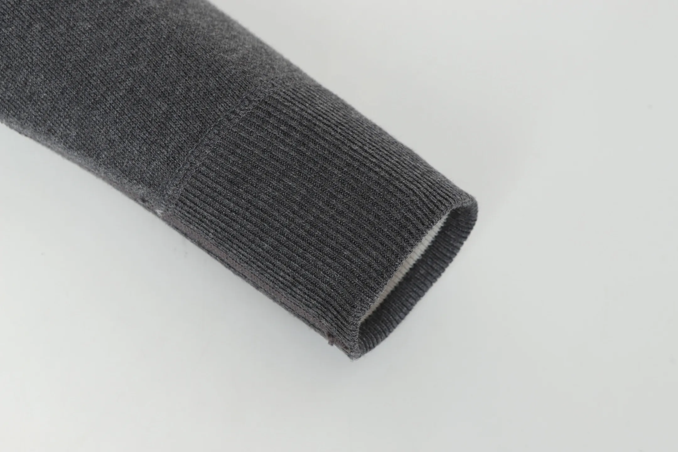 🅿️630 DIOR/Dior double-sided jacquard cashmere knitted hood. The original version was purchased for 22,337 and developed. The fabric is made of cashmere blended knitted fabric, which is soft and comfortable. It features a zip closure at the front and subtle ribbed trimming at the cuffs and hem. Reversible, the unlined cut ensures a lightweight fit and the slim fit creates an elegant silhouette. The entire piece has exquisite craftsmanship, double-sided knitting technology enables reversible wear, and ribbed edges enhance the three-dimensional effect. Dry cleaning and maintenance are recommended to maintain the delicate texture of cashmere fabrics. This piece is both casual and fashionable, and can be easily matched with all kinds of clothing, showing the brand's exquisite craftsmanship and classic aesthetics. Color: Gray Size: S M L