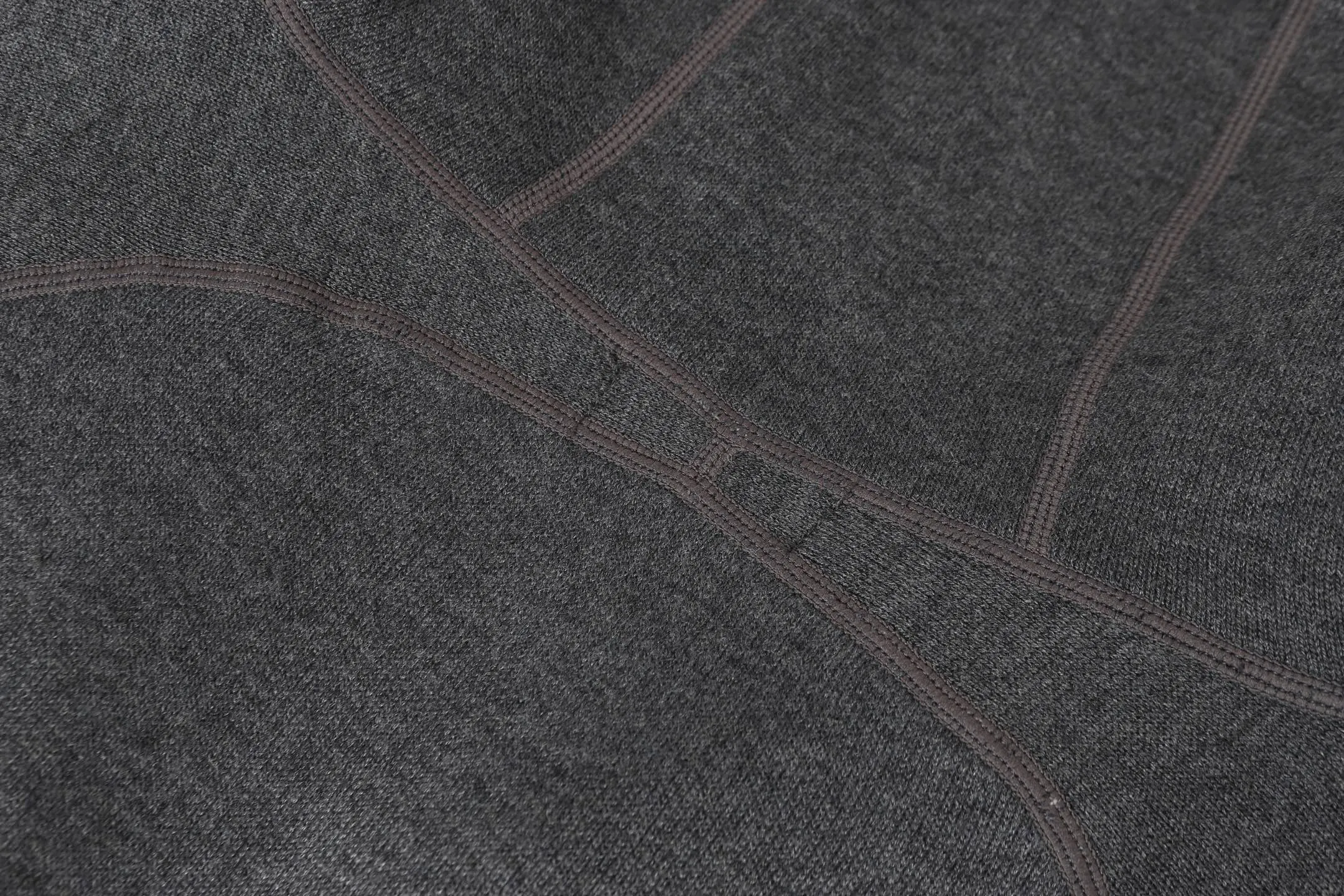 🅿️630 DIOR/Dior double-sided jacquard cashmere knitted hood. The original version was purchased for 22,337 and developed. The fabric is made of cashmere blended knitted fabric, which is soft and comfortable. It features a zip closure at the front and subtle ribbed trimming at the cuffs and hem. Reversible, the unlined cut ensures a lightweight fit and the slim fit creates an elegant silhouette. The entire piece has exquisite craftsmanship, double-sided knitting technology enables reversible wear, and ribbed edges enhance the three-dimensional effect. Dry cleaning and maintenance are recommended to maintain the delicate texture of cashmere fabrics. This piece is both casual and fashionable, and can be easily matched with all kinds of clothing, showing the brand's exquisite craftsmanship and classic aesthetics. Color: Gray Size: S M L