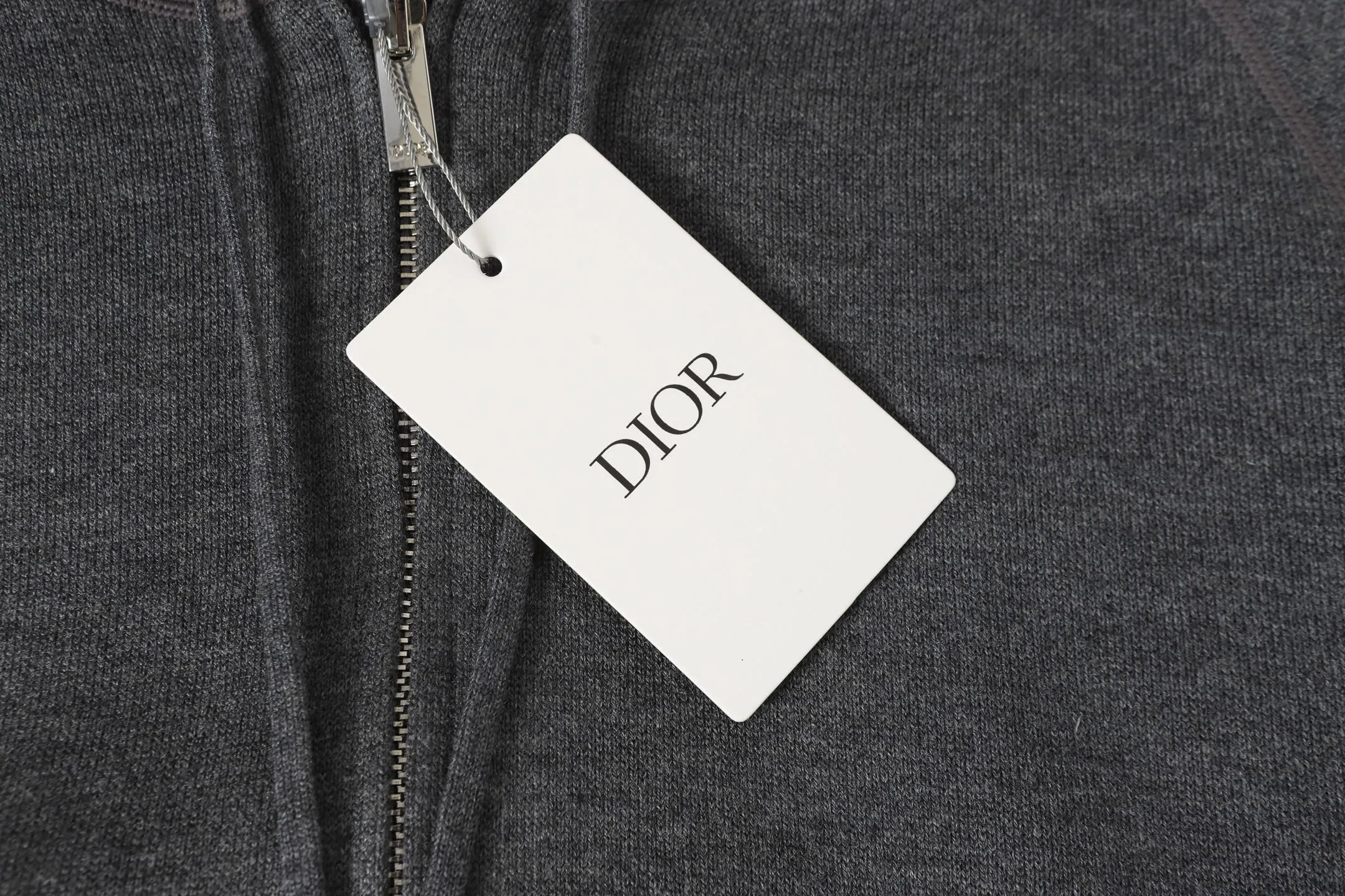 🅿️630 DIOR/Dior double-sided jacquard cashmere knitted hood. The original version was purchased for 22,337 and developed. The fabric is made of cashmere blended knitted fabric, which is soft and comfortable. It features a zip closure at the front and subtle ribbed trimming at the cuffs and hem. Reversible, the unlined cut ensures a lightweight fit and the slim fit creates an elegant silhouette. The entire piece has exquisite craftsmanship, double-sided knitting technology enables reversible wear, and ribbed edges enhance the three-dimensional effect. Dry cleaning and maintenance are recommended to maintain the delicate texture of cashmere fabrics. This piece is both casual and fashionable, and can be easily matched with all kinds of clothing, showing the brand's exquisite craftsmanship and classic aesthetics. Color: Gray Size: S M L